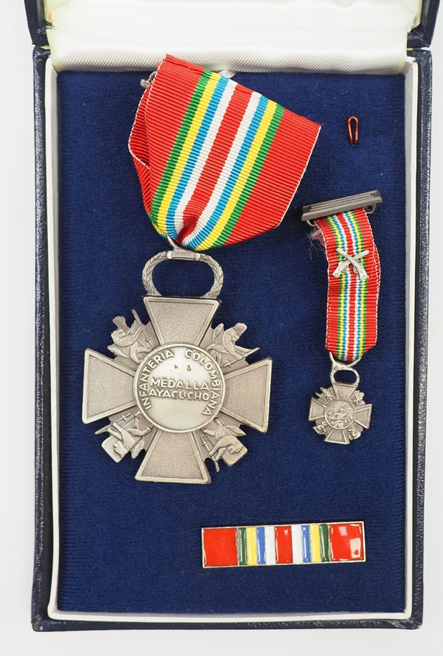 Kolumbien: Ayacucho Medaille der kolumbianischen Infanterie, im Etui. - Image 2 of 2