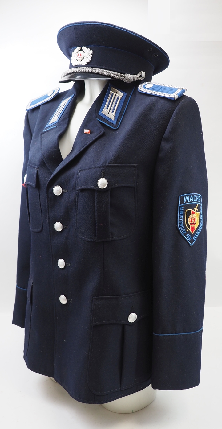 DDR: Uniformjacke und Mütze eines Oberwachtmeister der Wache des Ministerium für Staatssicherheit.