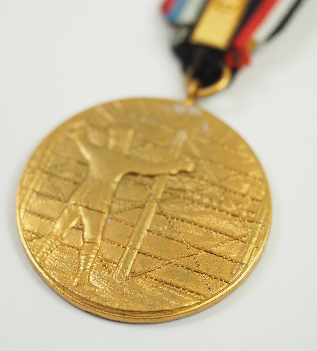 Kriegerverein: Kriegsgefangenen-Heimkehrer-Medaille, mit Spange ENGLAND. - Image 2 of 3