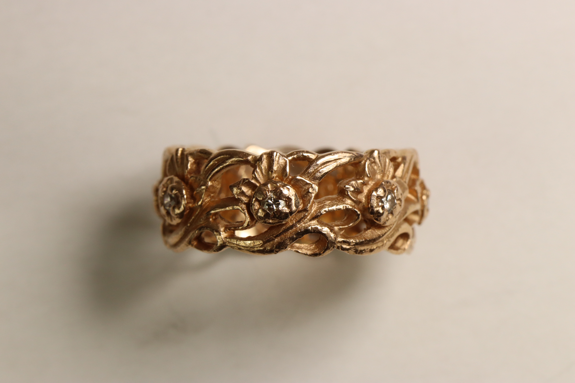 A Pretty Rose-coloured 14 ct Gold and Diamond  set Art Nouveau style Band Ring, circa 1980s The - Image 5 of 5