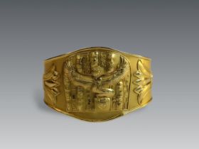 An Attractive Egyptian Revival 18 ct Yellow Gold Bangle with Stylized design, total approx weight