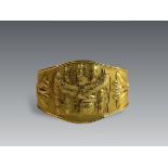 An Attractive Egyptian Revival 18 ct Yellow Gold Bangle with Stylized design, total approx weight
