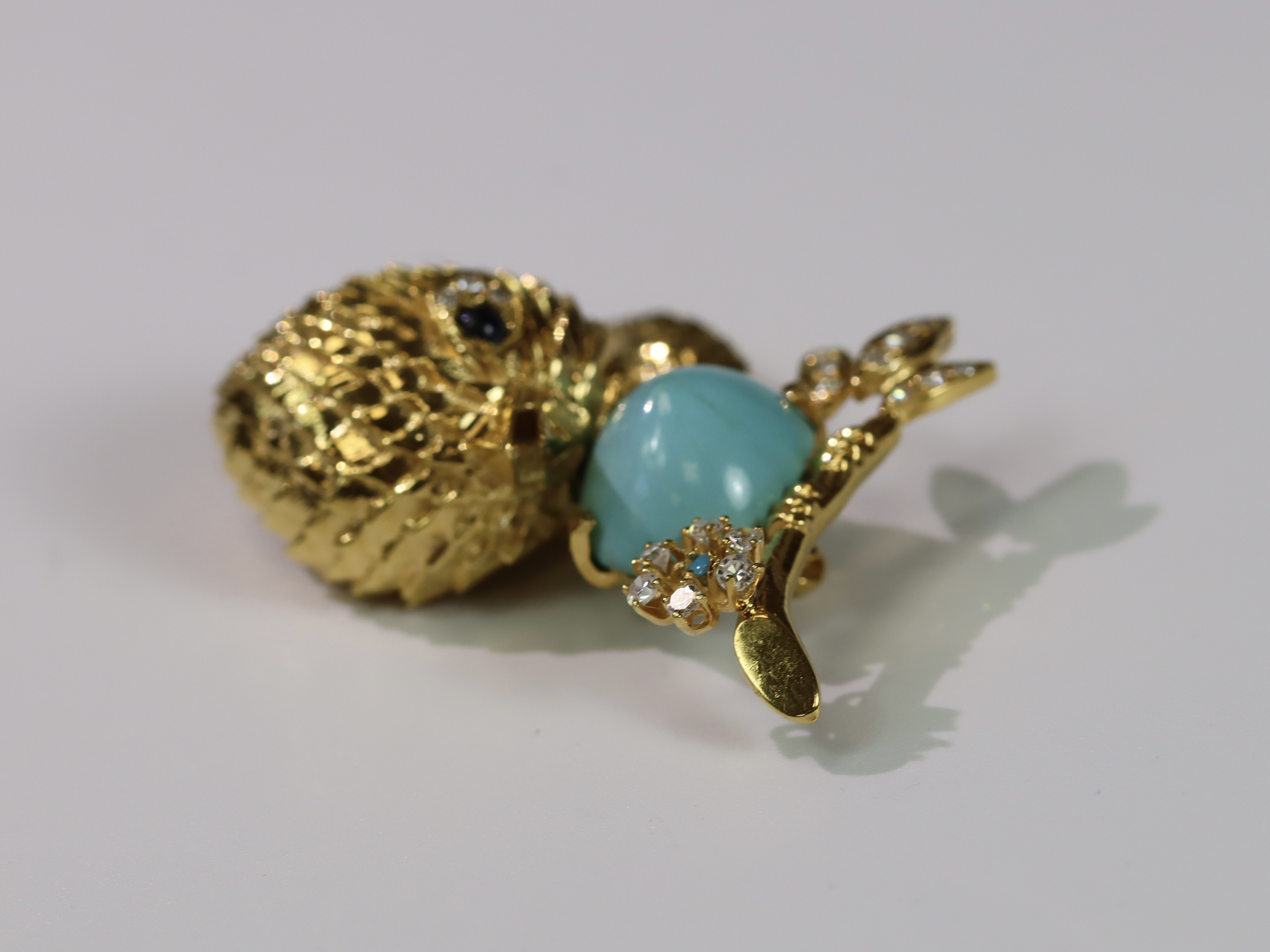 An Unusual Cheeky Bird 18 ct gold Brooch, the body formed from a cabochon turquoise with diamond set - Image 5 of 9