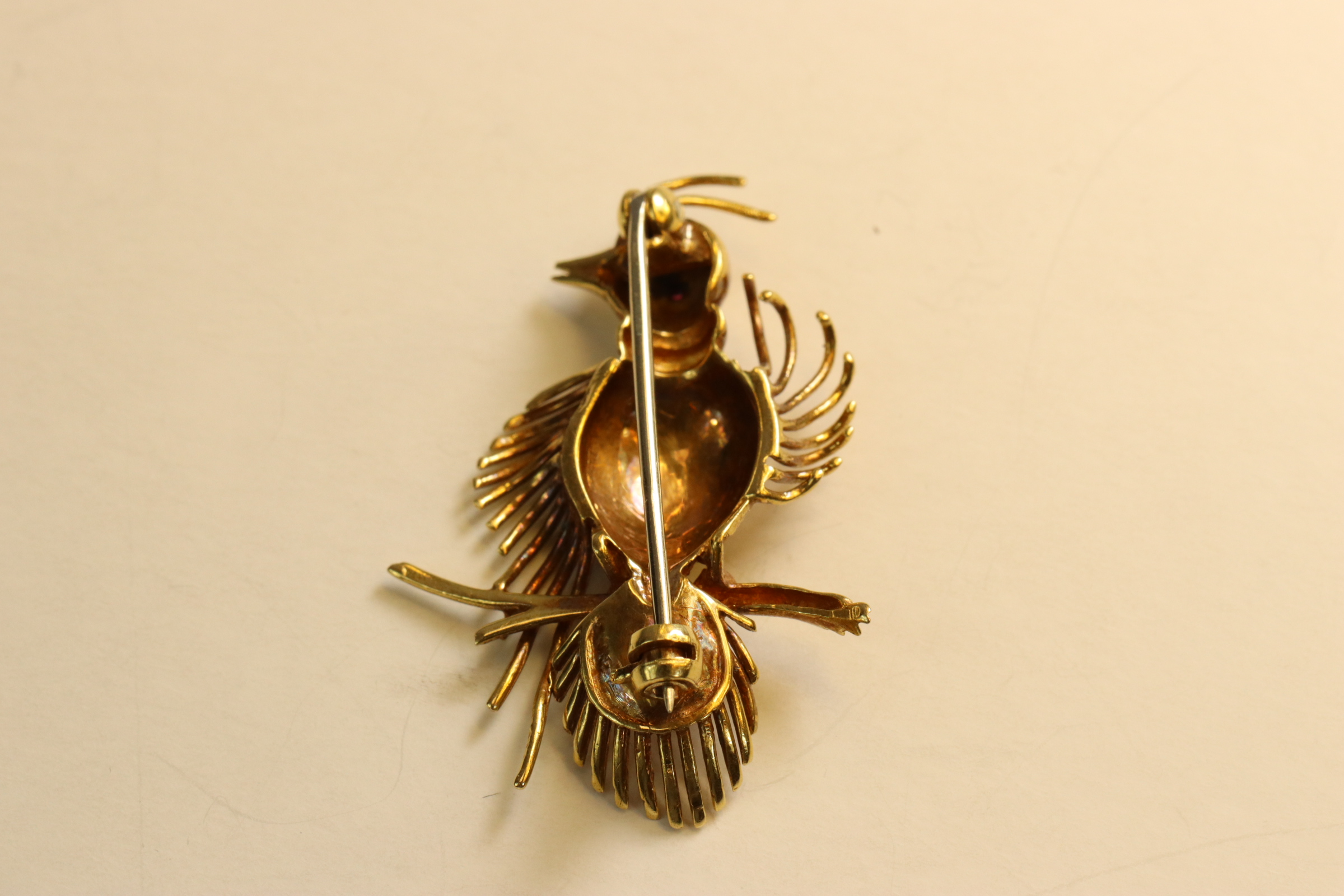 A small 1940s 18 ct Yellow Gold and Ruby Exotic Bird Brooch, The textured body with gold wire work - Image 4 of 5