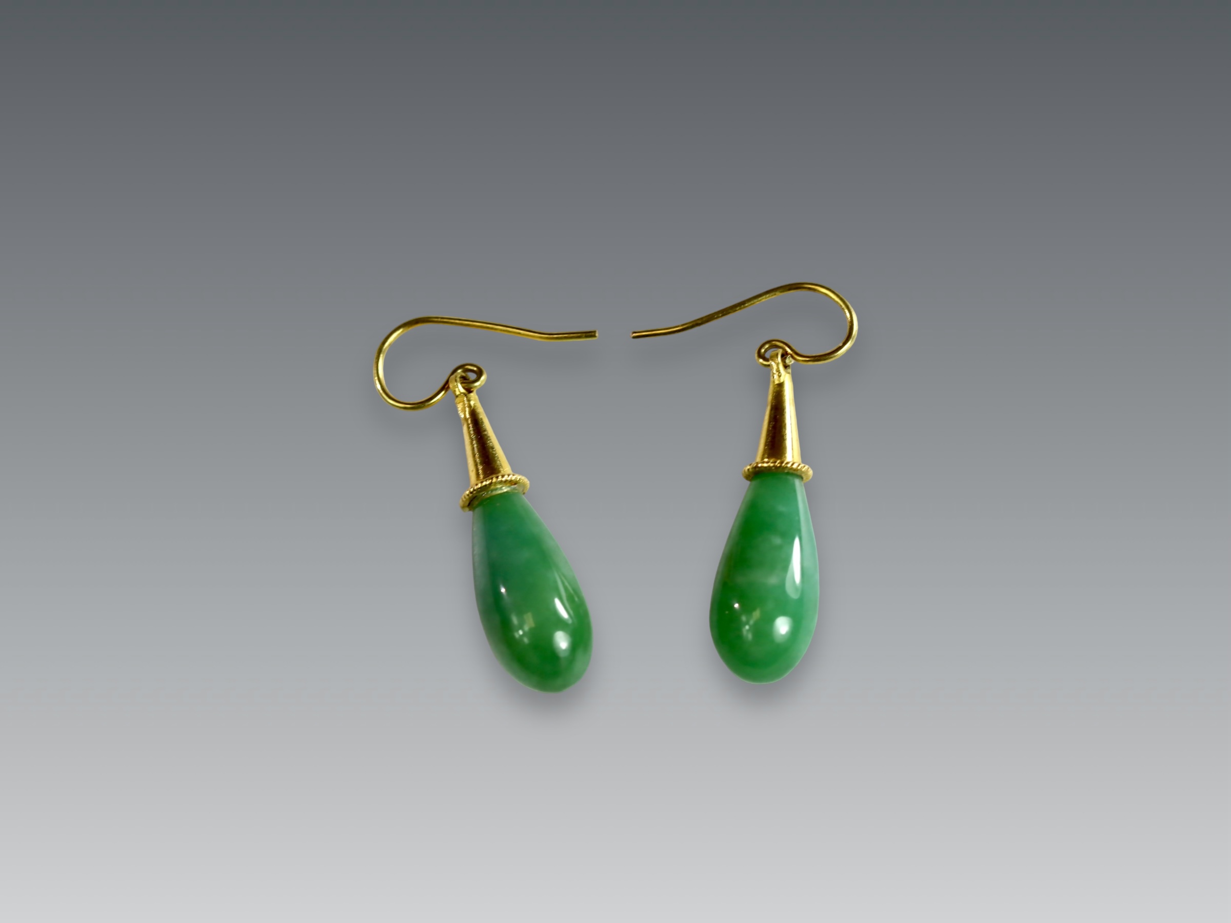A Pair of 18 ct Yellow Gold and Jade style Pipkin Drop Earrings approx.5.5g.,L:3cm. approx.5.5g.,L: