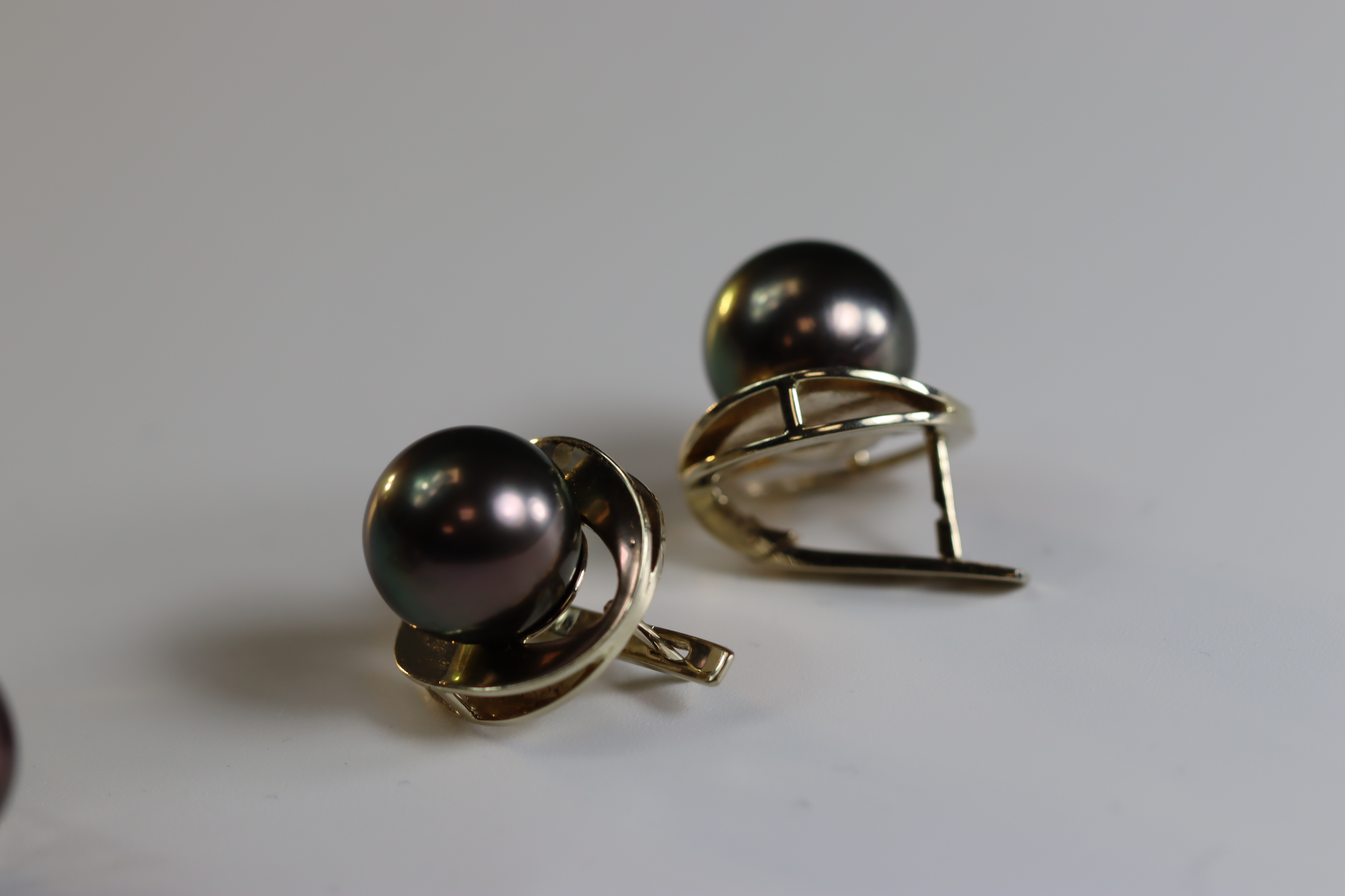 A Pair of Tahitian Black Cultured Pearl Earclips and a matching single Tahitian black cultured pearl - Image 8 of 10