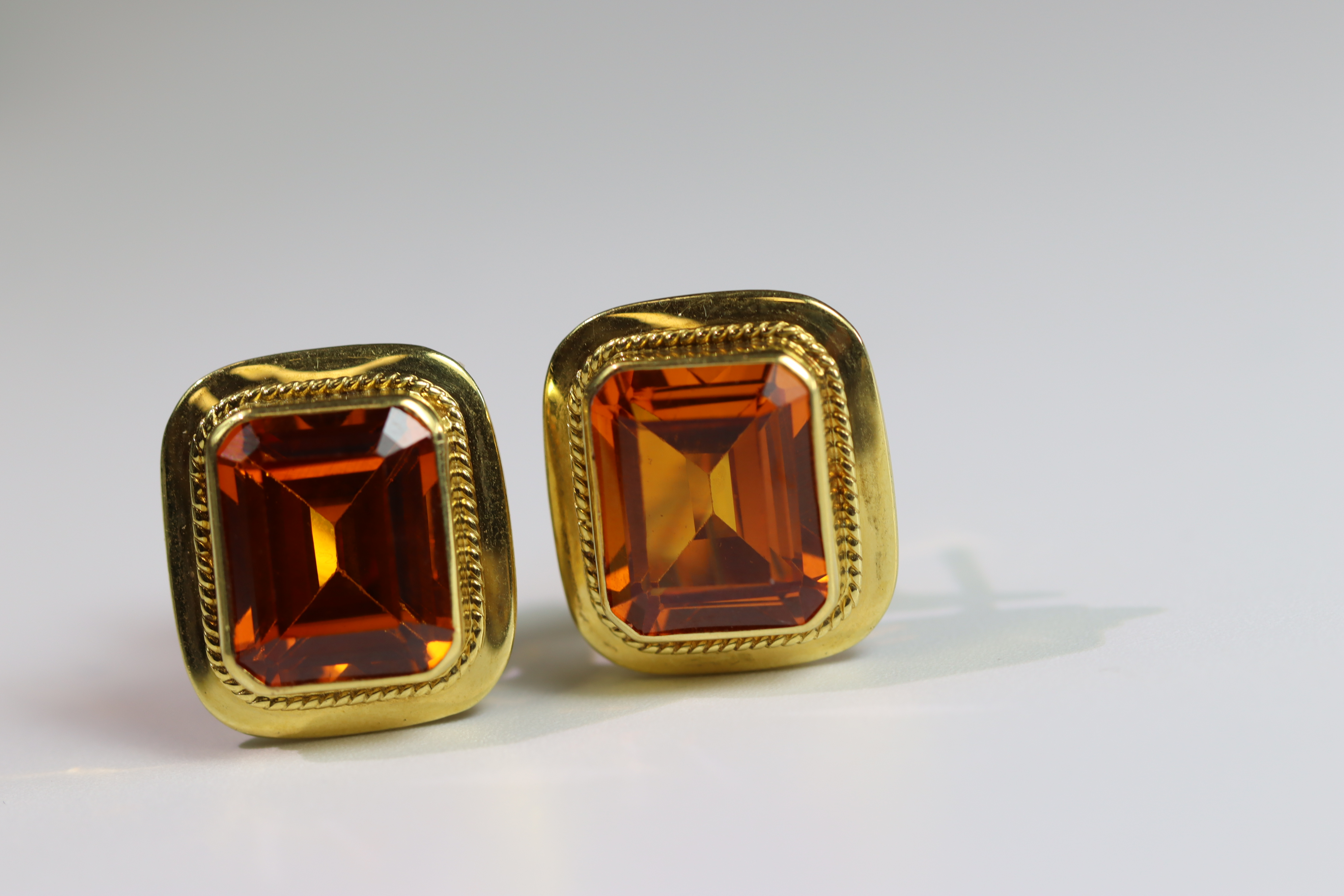 A Pair of man-made Orange Citrine(?) and Yellow Metal (stamped 750) Single Stone Earrings each - Bild 3 aus 8