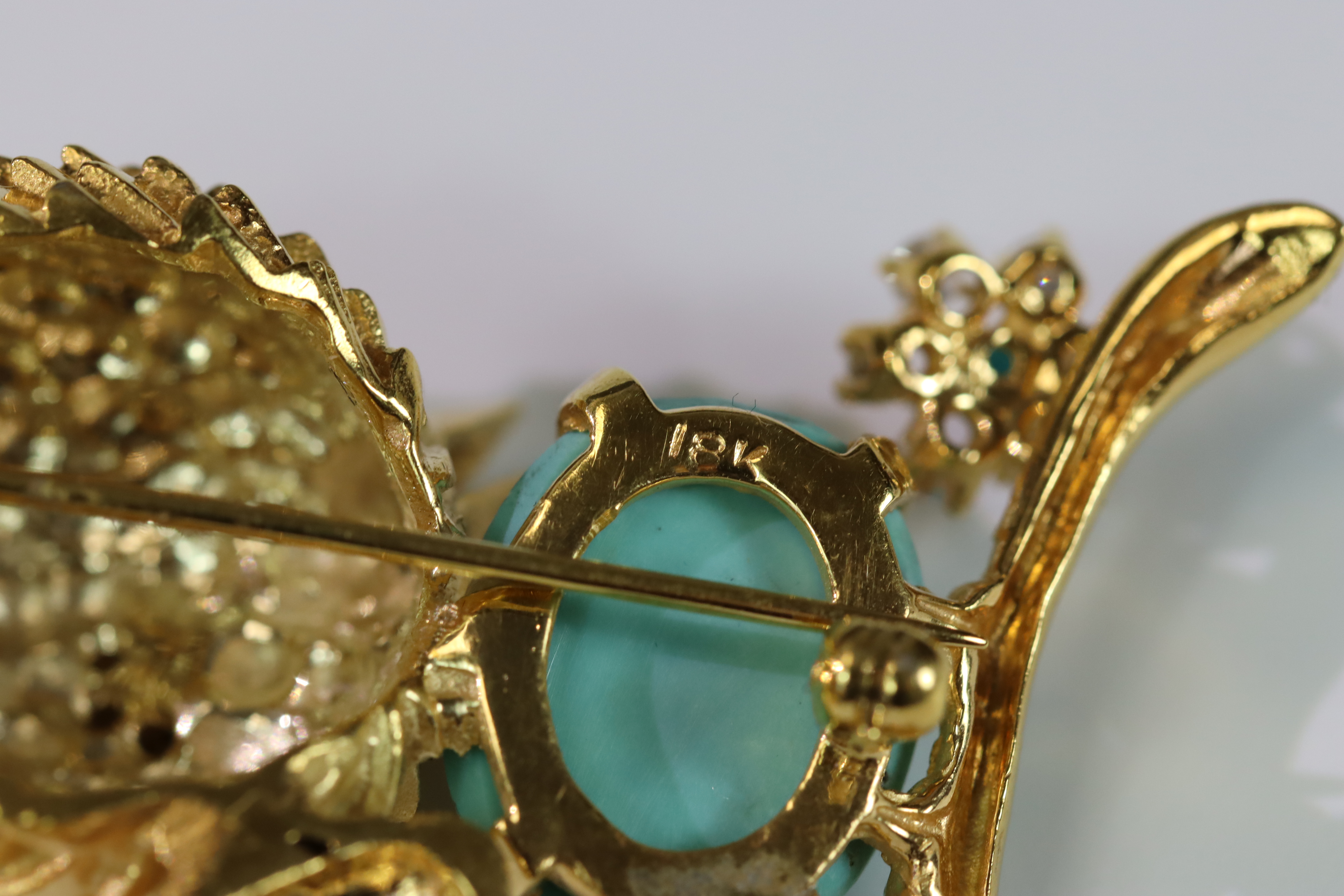 An Unusual Cheeky Bird 18 ct gold Brooch, the body formed from a cabochon turquoise with diamond set - Image 9 of 9