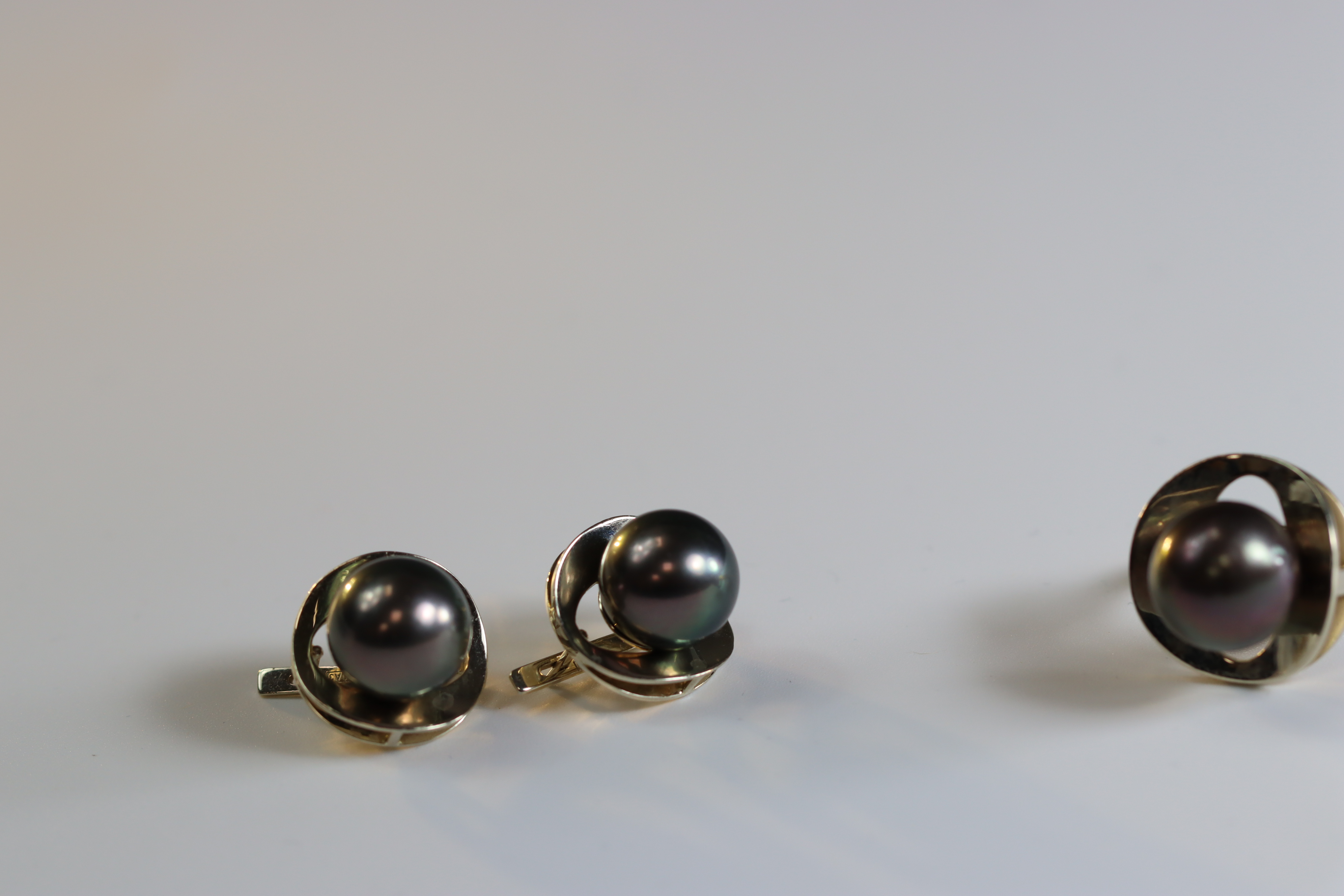 A Pair of Tahitian Black Cultured Pearl Earclips and a matching single Tahitian black cultured pearl - Image 3 of 10
