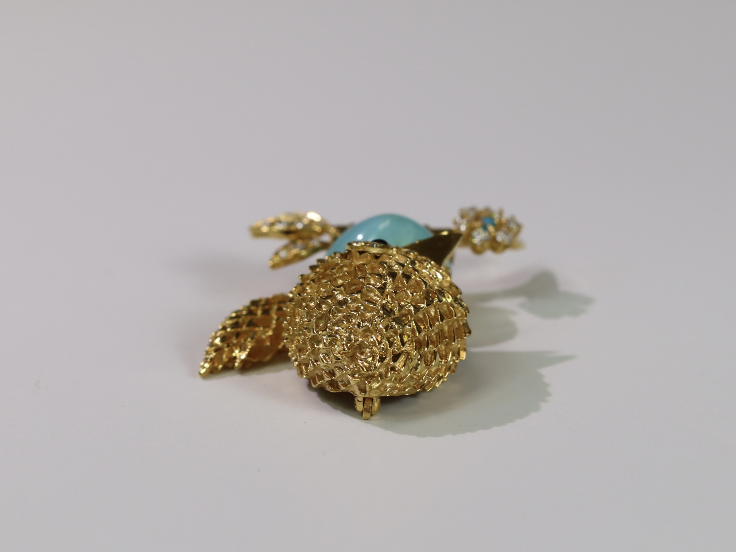 An Unusual Cheeky Bird 18 ct gold Brooch, the body formed from a cabochon turquoise with diamond set - Image 4 of 9
