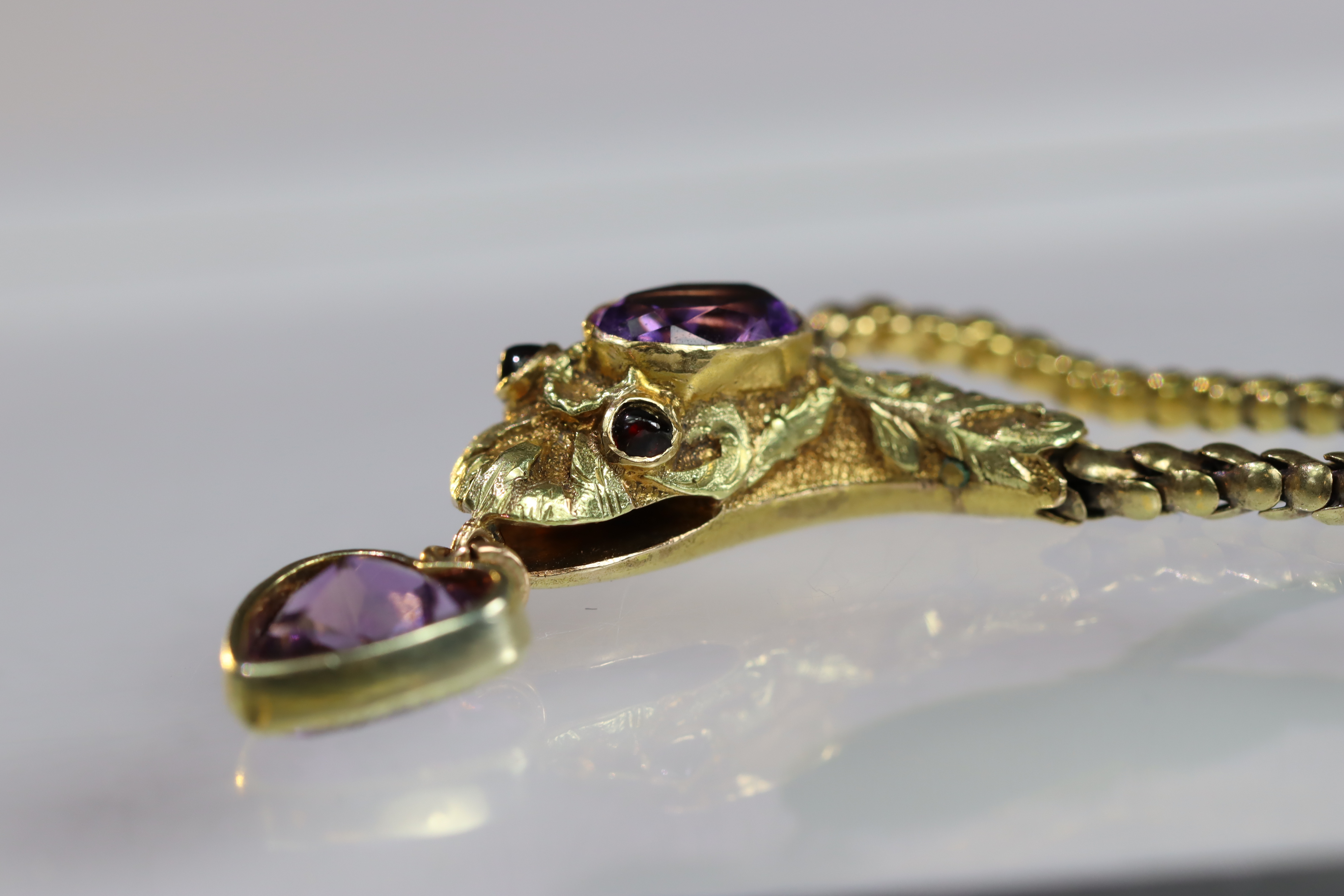 An Antique Gold and Amethyst Snake Necklace, circa1860,the head set with an oval shaped millgrain - Bild 6 aus 13