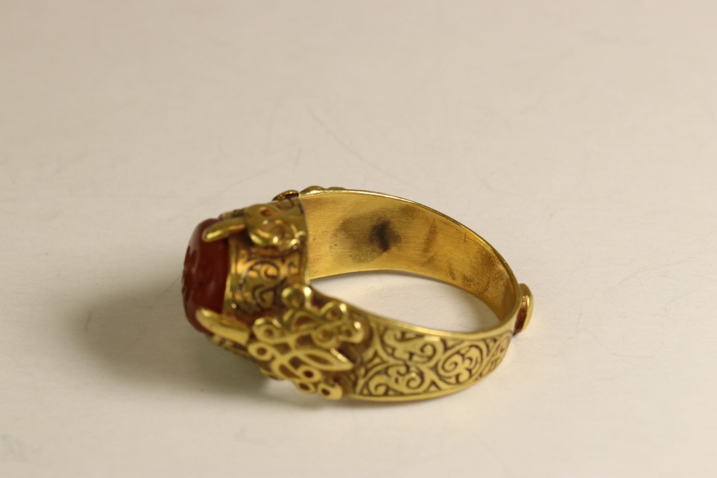 An ancient-style Carnelian Intaglio and Yellow Gold Dress Ring The oval intaglio engraved with a - Image 6 of 8