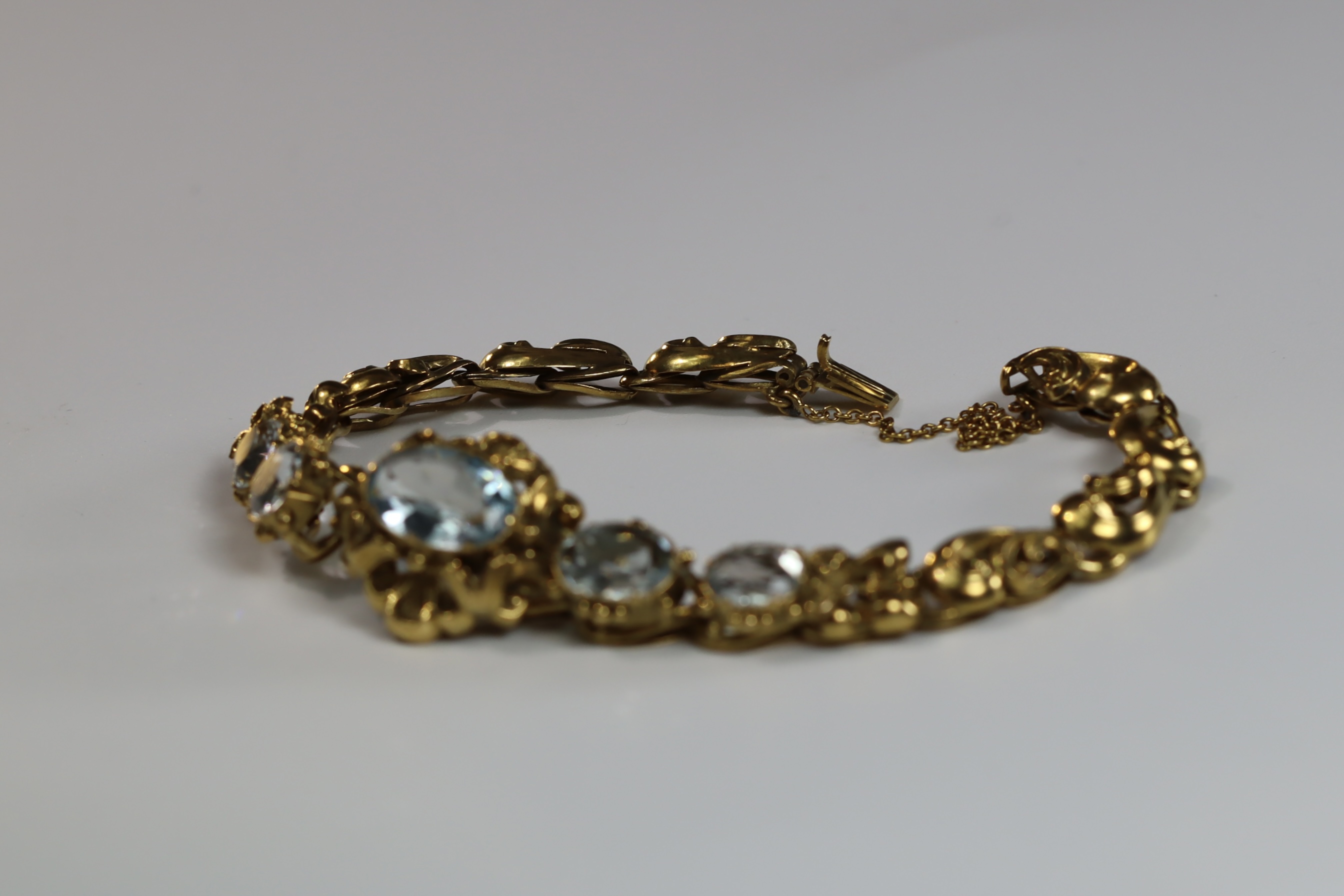 An Antique Aquamarine and 15 ct  Yellow Gold Bracelet, circa 1860, the front set with five graduated - Image 4 of 11