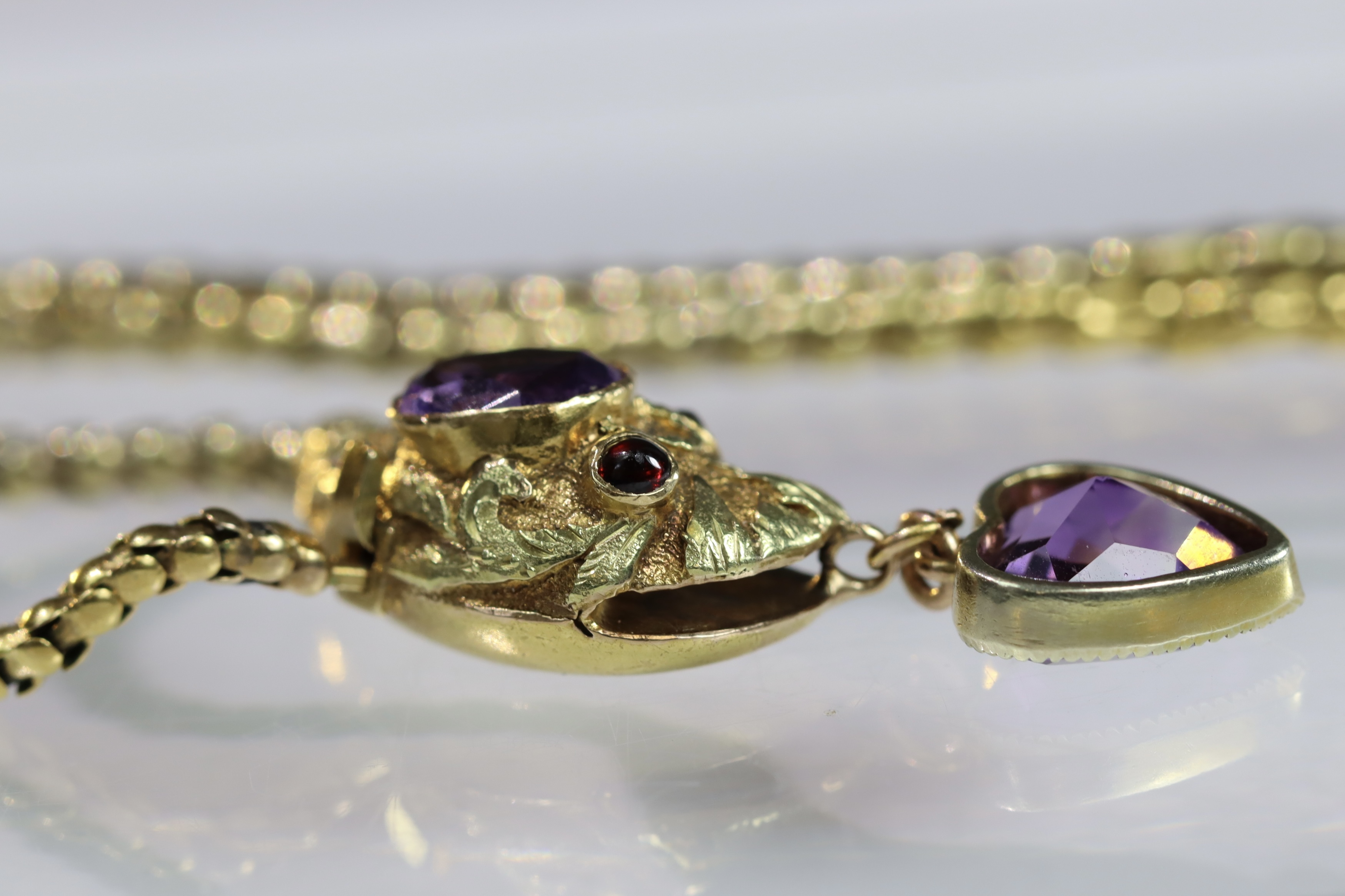 An Antique Gold and Amethyst Snake Necklace, circa1860,the head set with an oval shaped millgrain - Bild 7 aus 13