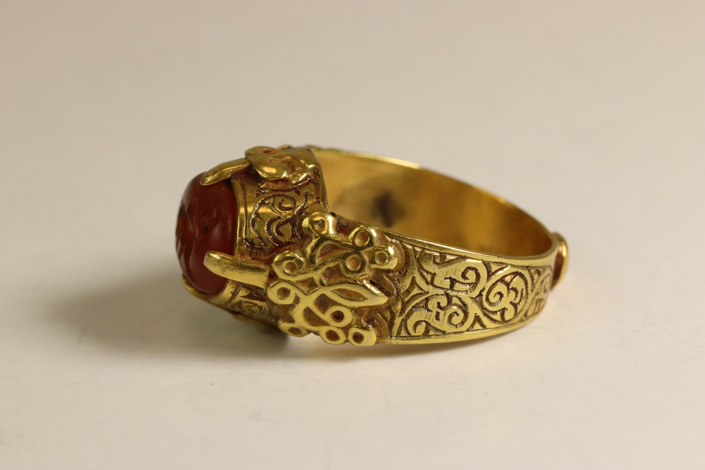 An ancient-style Carnelian Intaglio and Yellow Gold Dress Ring The oval intaglio engraved with a - Image 4 of 8