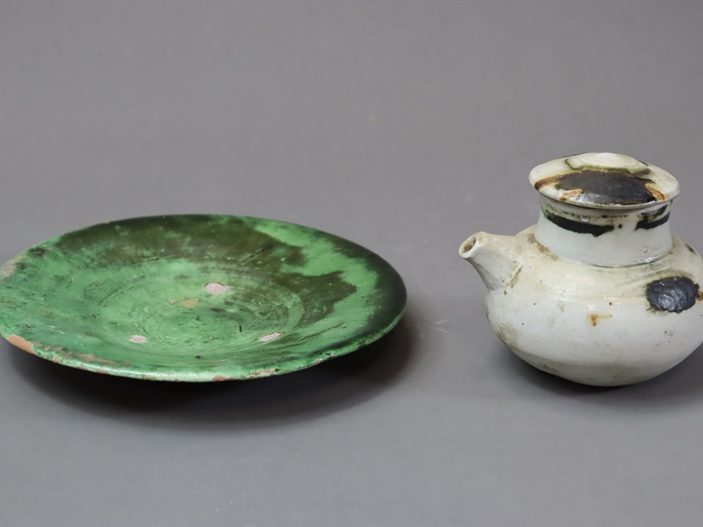 A Greenglazed Pottery Dish and a Ewer and Cover, possibly MingA Greenglazed Pottery Dish and a - Image 2 of 5