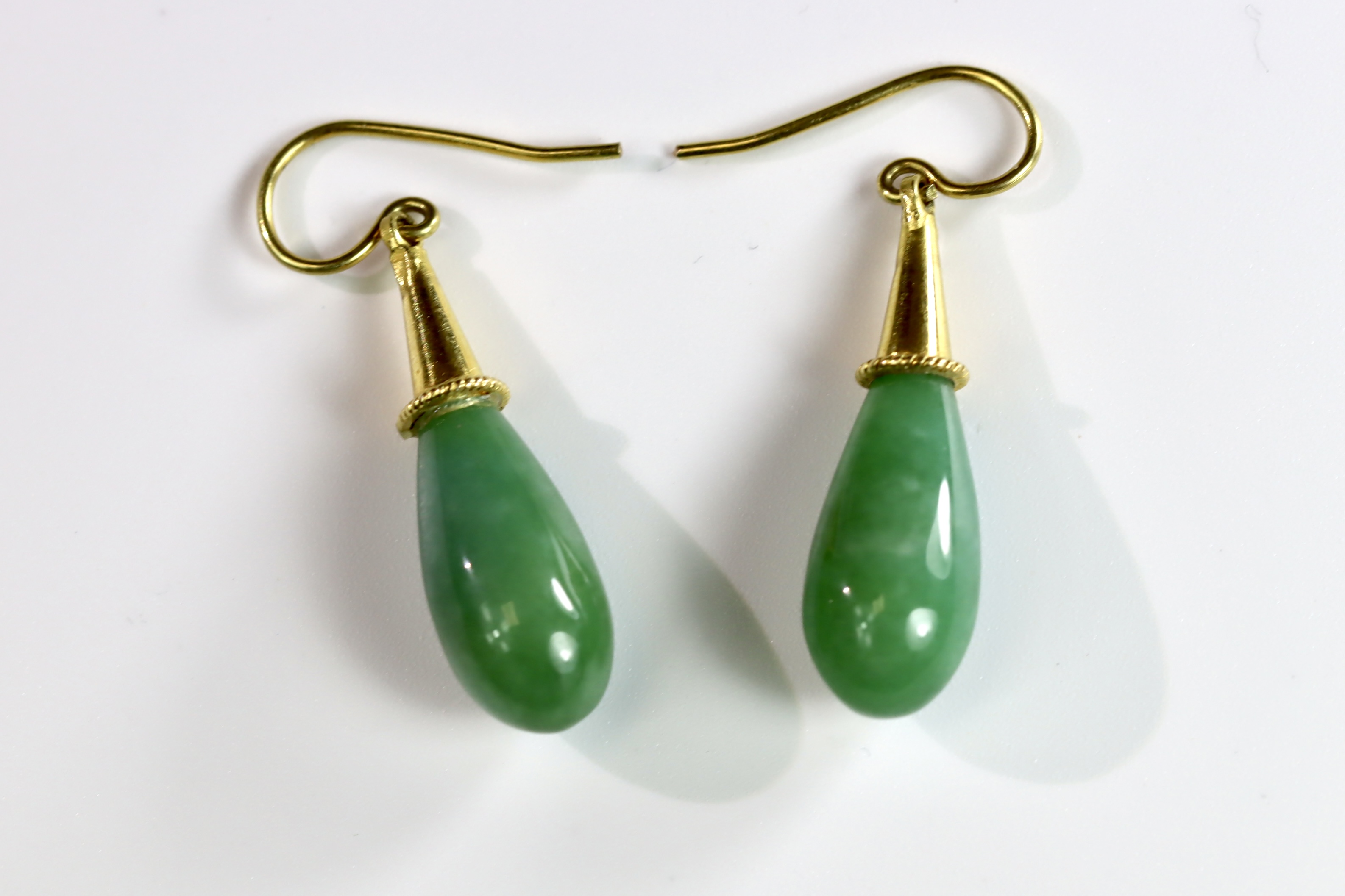 A Pair of 18 ct Yellow Gold and Jade style Pipkin Drop Earrings approx.5.5g.,L:3cm. approx.5.5g.,L: - Image 3 of 6