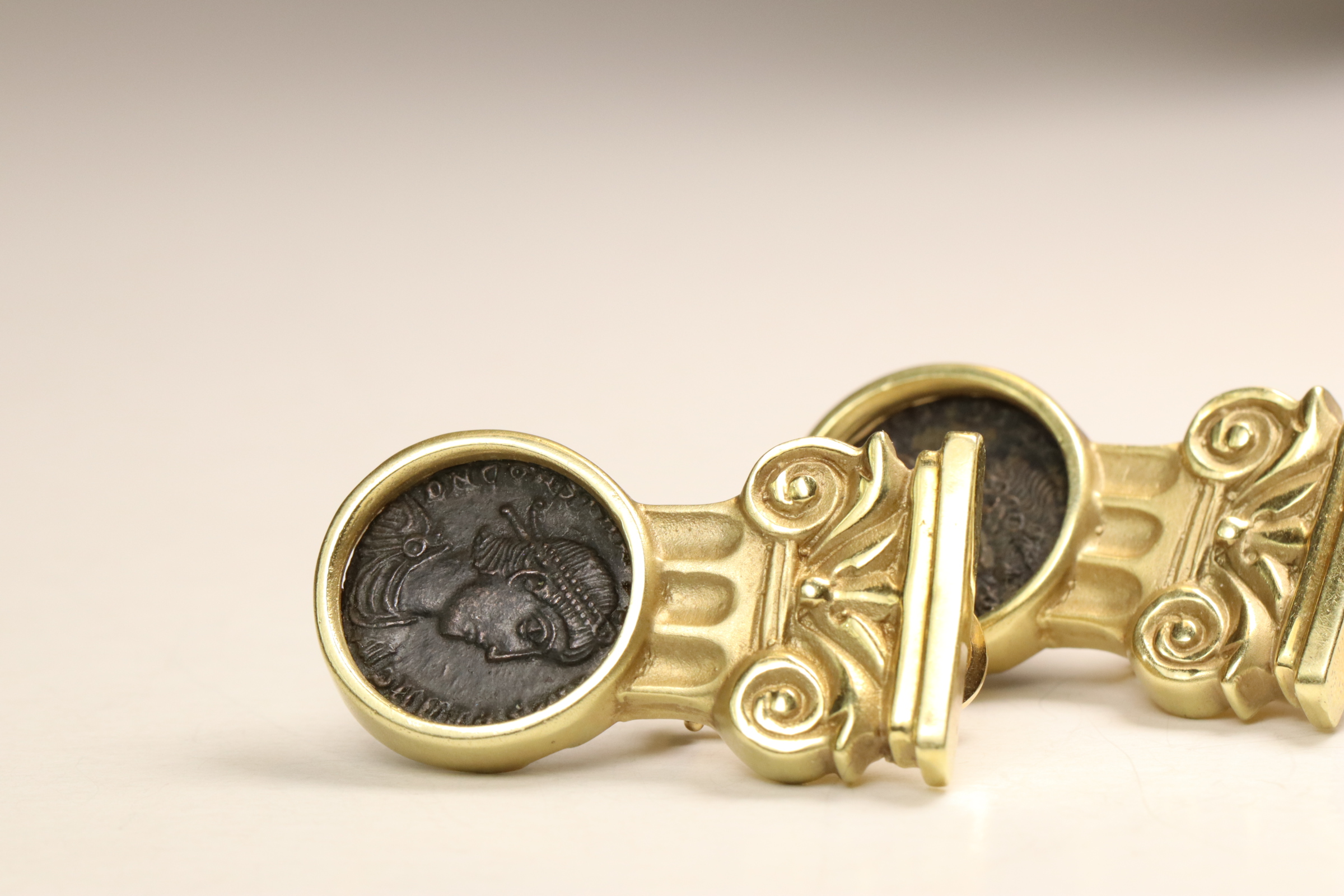 A Pair of 14 ct Yellow Gold and ‘Roman Coin’ Earrings, The tops with classical columns in yellow - Image 3 of 6
