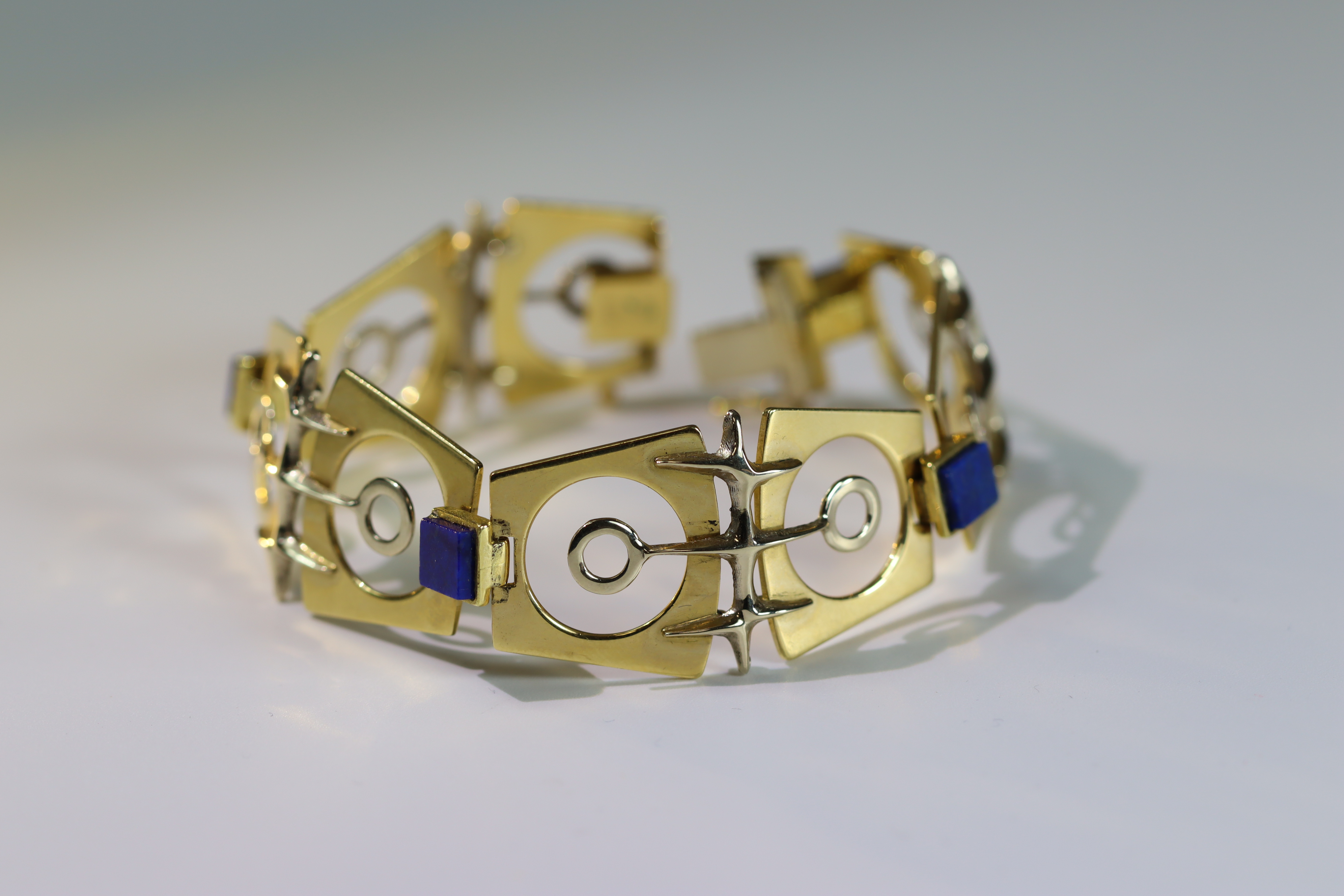 An Italian 18k Gold Bracelet set with Lapis lazuli, designed by Galoppi. Fully signed. Weight 44. - Image 2 of 15