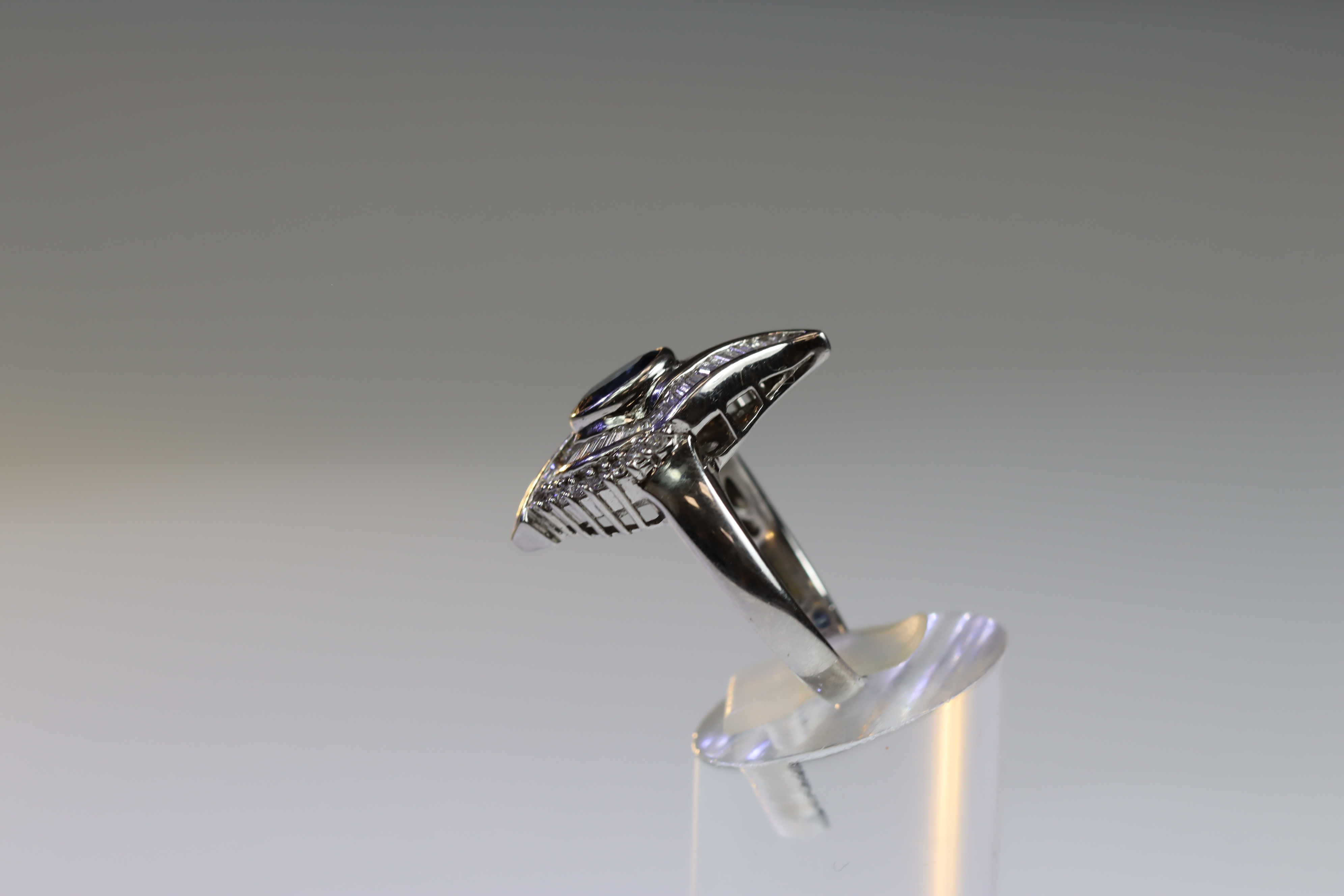 A contemporary Sapphire and Diamond Cluster Ring,the oval shaped central sapphire with rub over - Image 3 of 16