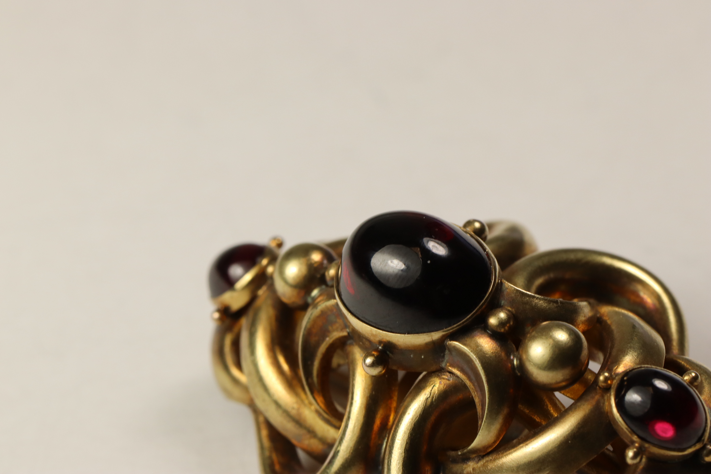 An Antique Cabochon Garnet and 18 ct Yellow Gold Brooch, circa 1860. Set with three graduated - Bild 5 aus 6