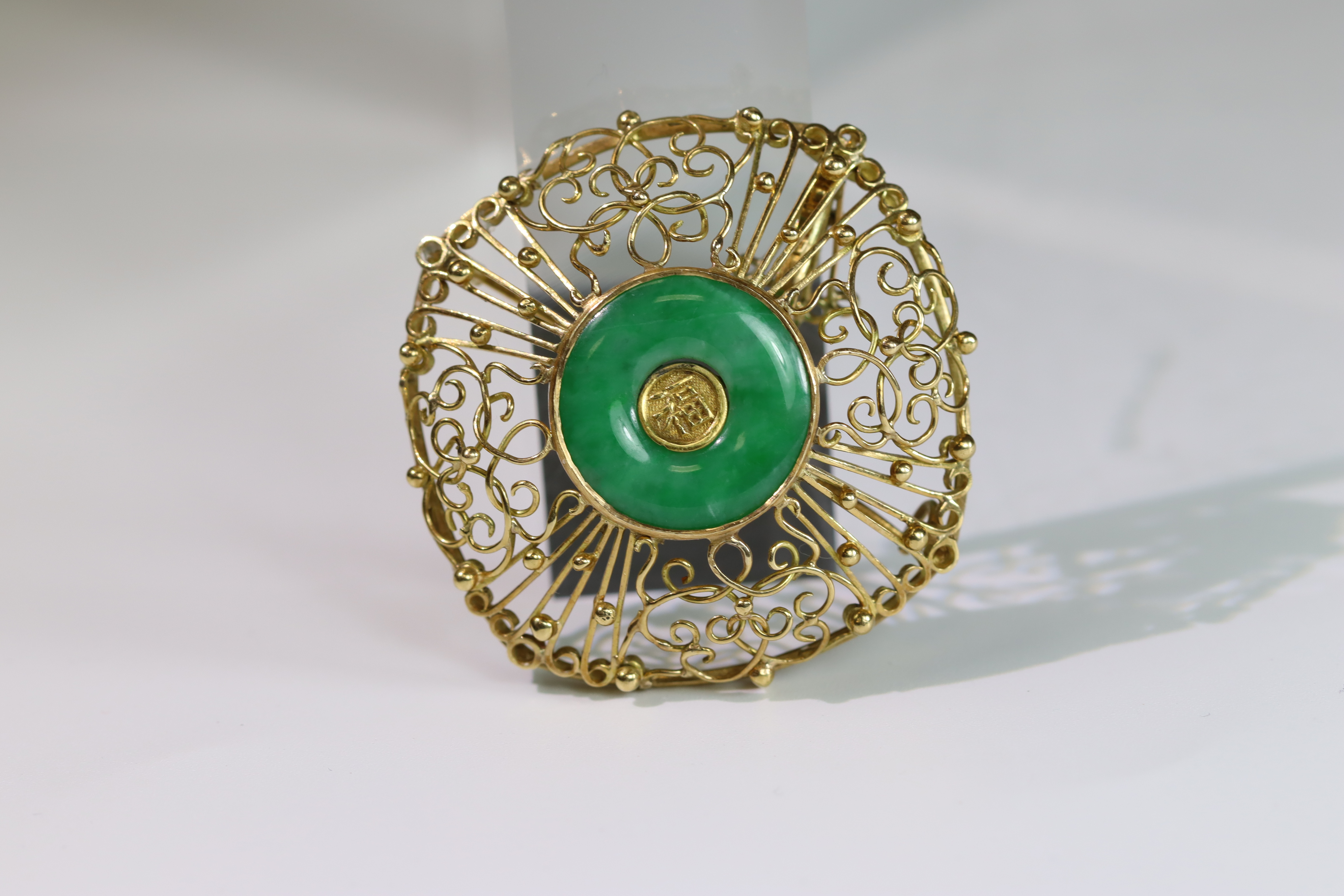 A 1960s Apple Green Jadeite Bi Disc and 18 ct Yellow Gold Pendant/Brooch, in entwined wirework - Image 2 of 14
