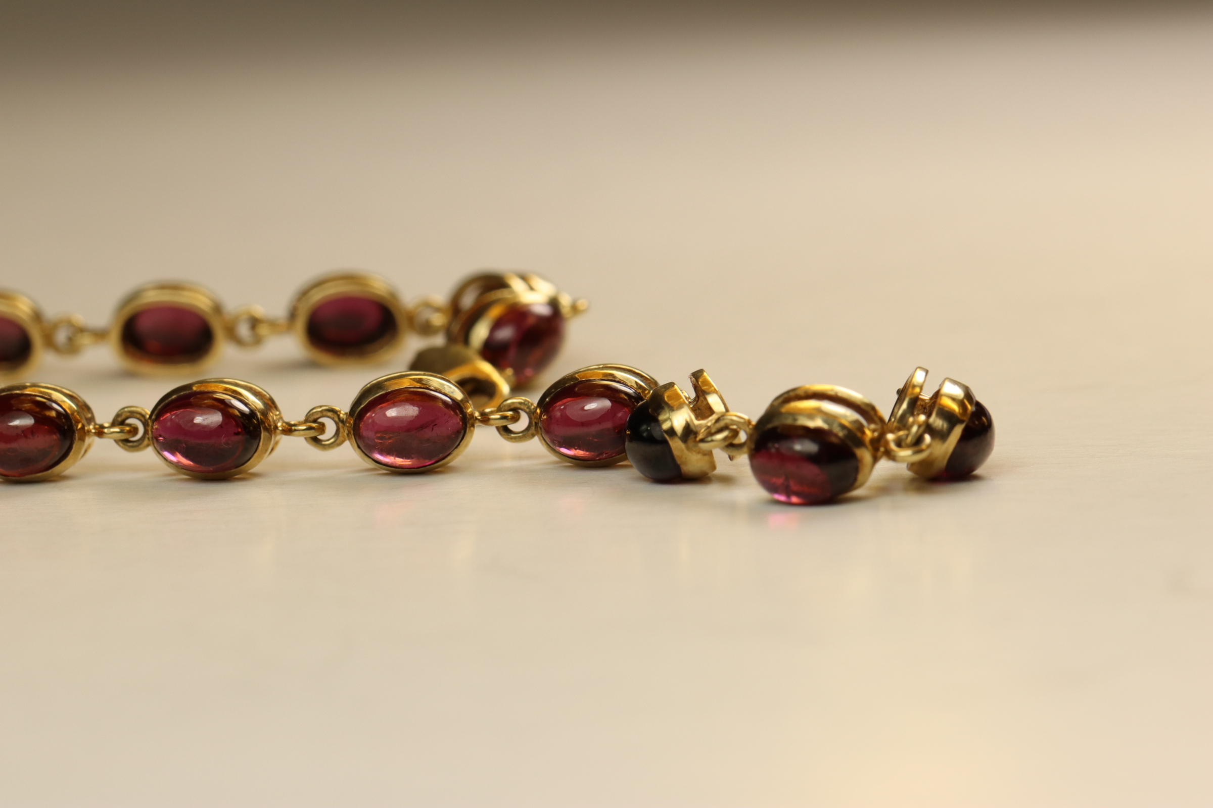 A Cabochon Garnet and 9 ct Yellow Gold Bracelet, Composed of sixteen oval shaped cabochon - Image 5 of 5