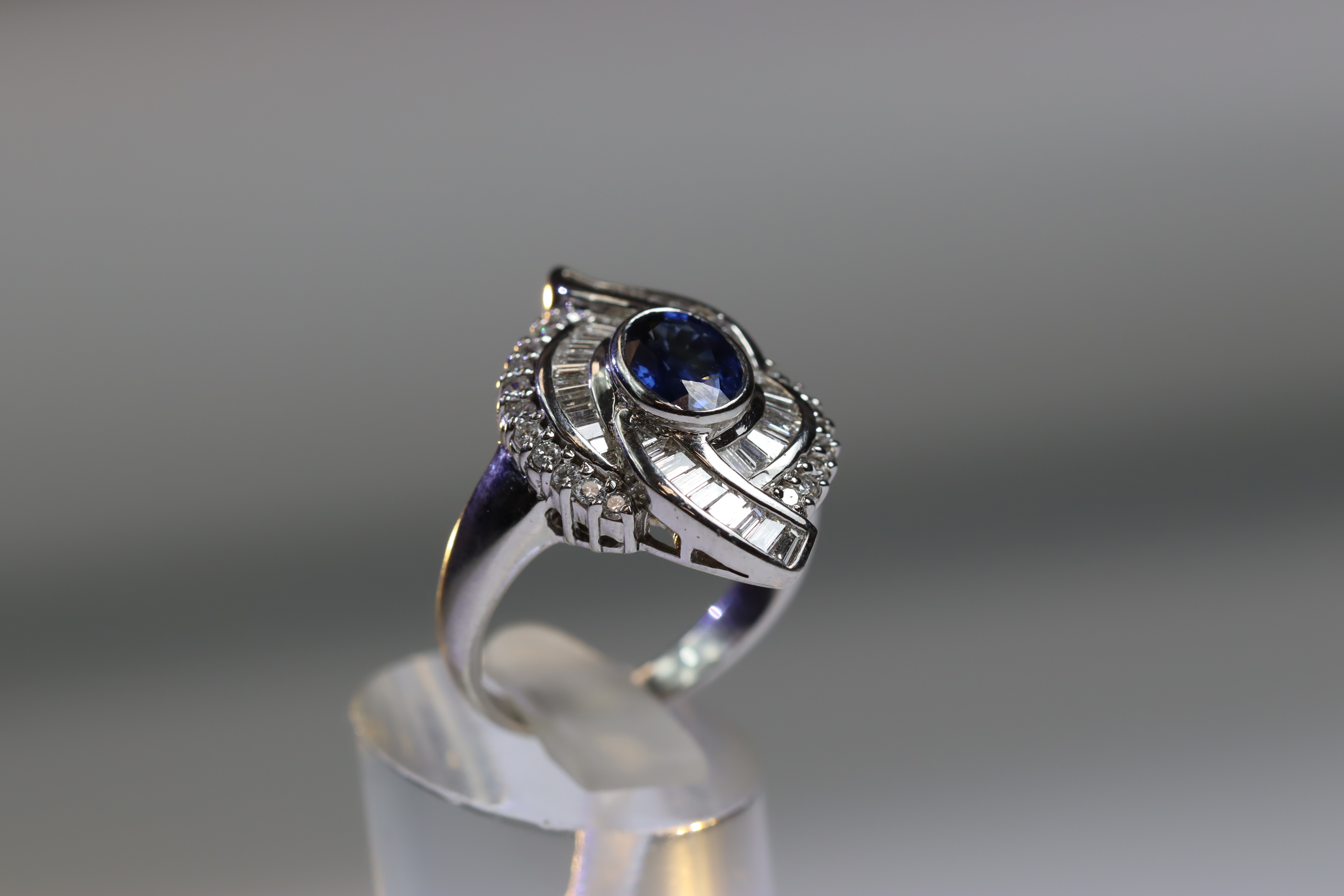 A contemporary Sapphire and Diamond Cluster Ring,the oval shaped central sapphire with rub over - Image 6 of 16