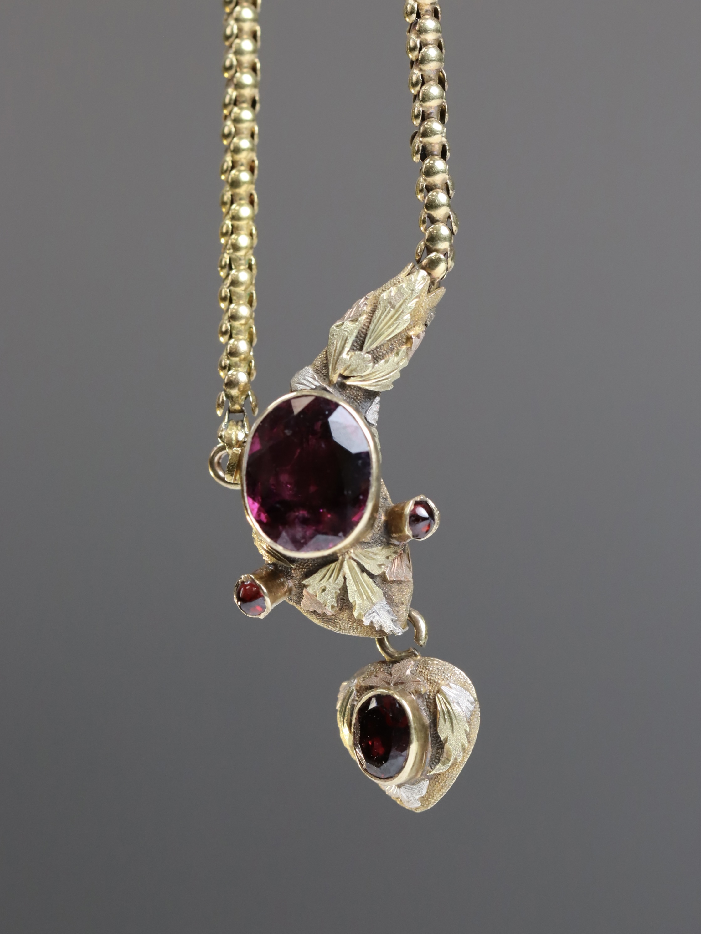 An Antique Cabochon Garnet and Gold Snake Necklace, circa 1860, the head formed from a cabochon - Bild 6 aus 11