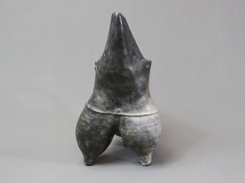 A Black Pottery Tripod Vessel, Neolithic,with spout shaped like a bird head , restoration upper - Image 5 of 7