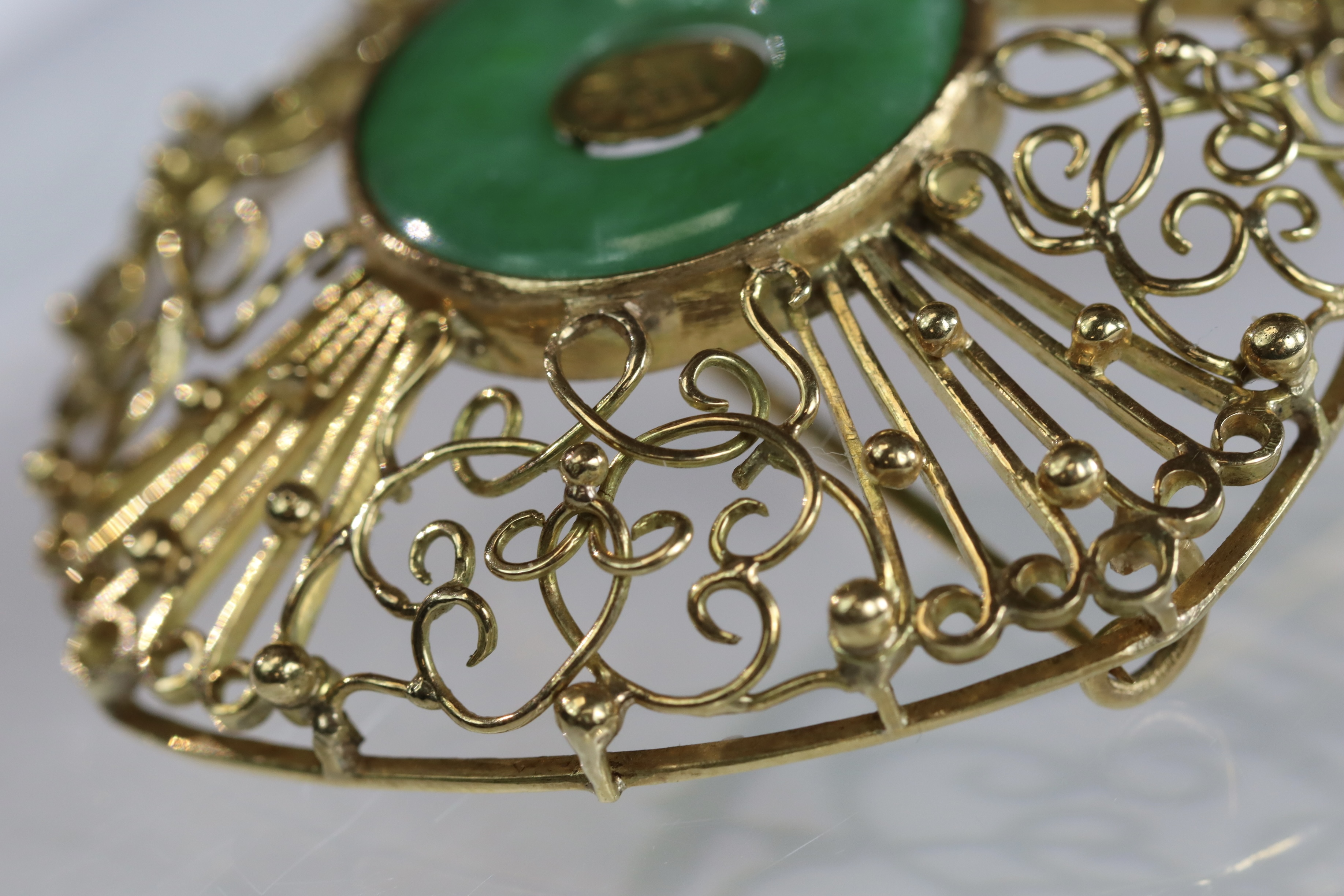 A 1960s Apple Green Jadeite Bi Disc and 18 ct Yellow Gold Pendant/Brooch, in entwined wirework - Image 11 of 14