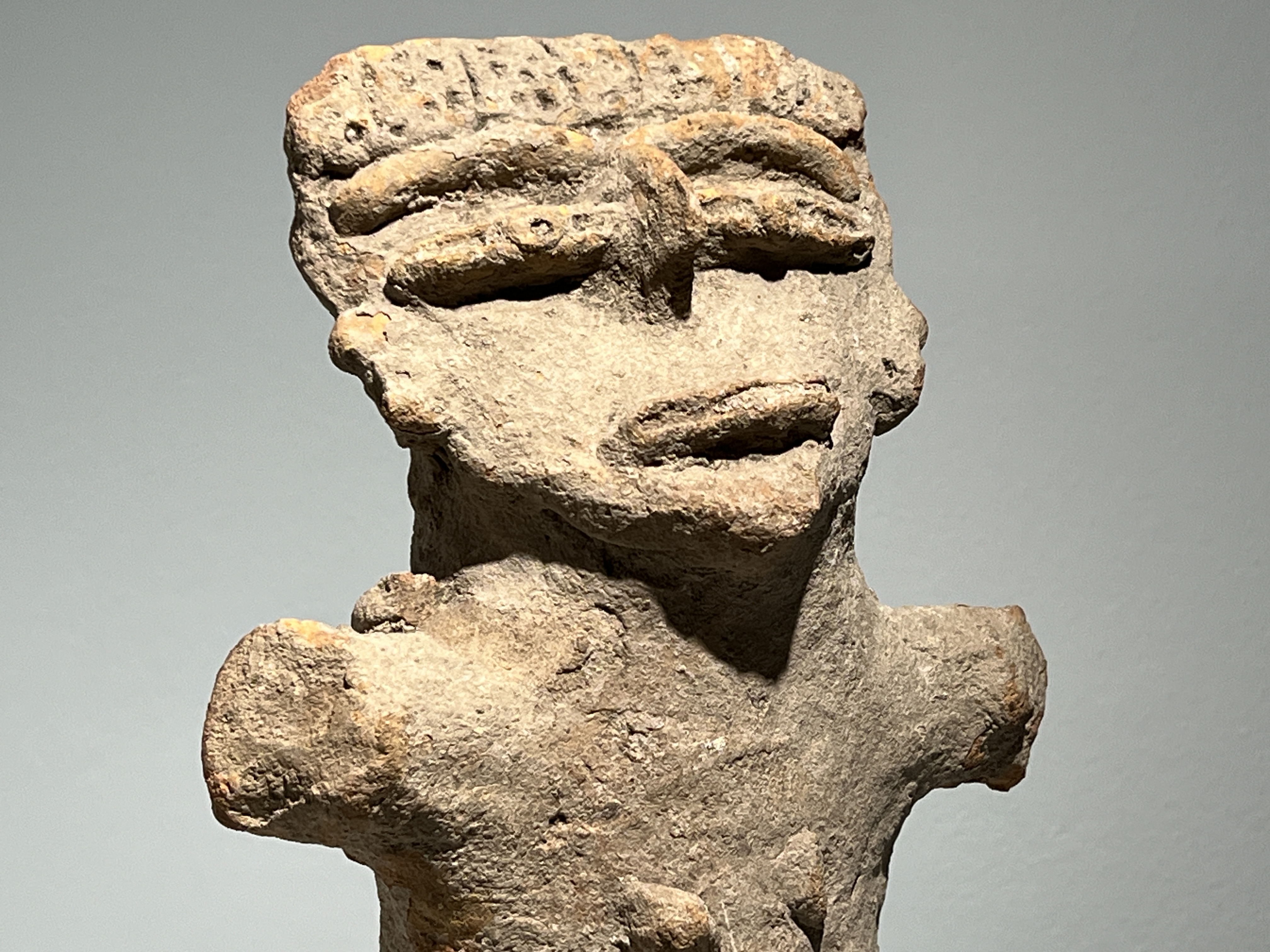 A Mezcala Culture female figure, Mexico, ca. 700-200 BC.Large terracotta figure depicted with - Image 4 of 6