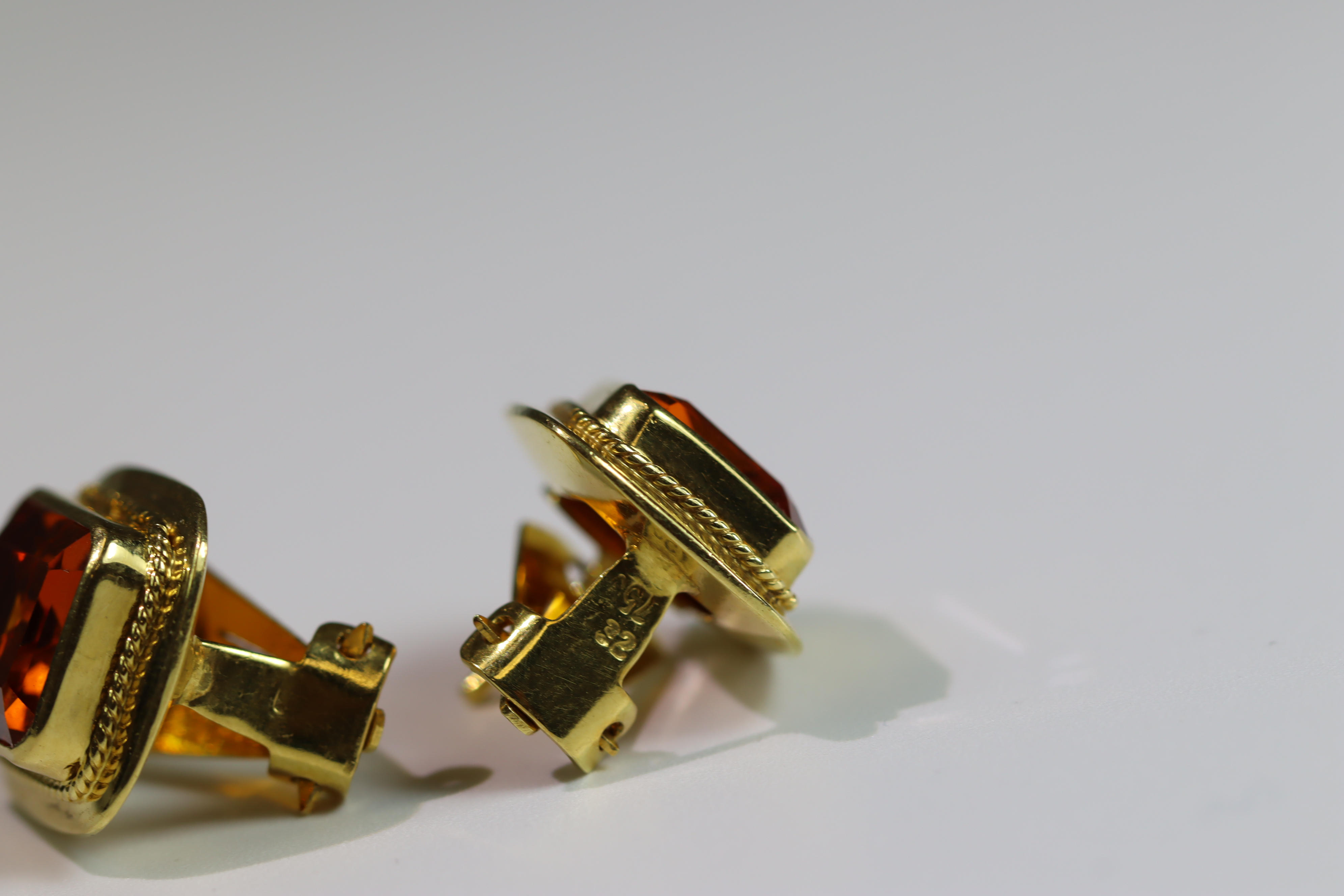 A Pair of man-made Orange Citrine(?) and Yellow Metal (stamped 750) Single Stone Earrings each - Bild 7 aus 8