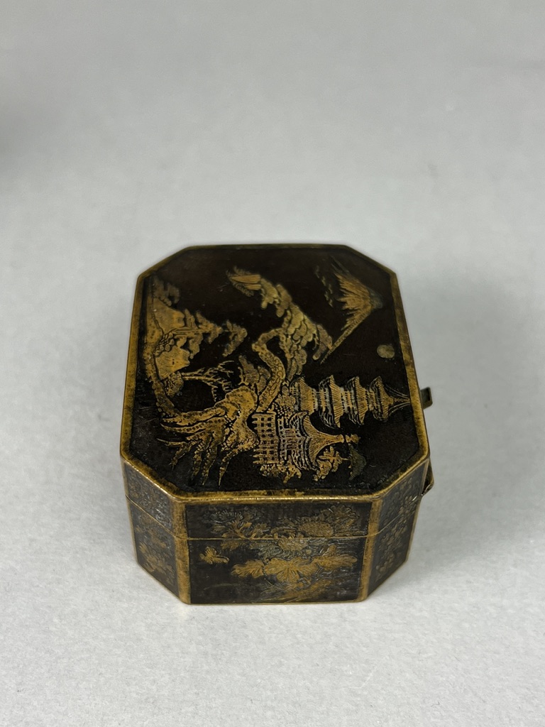 A Japanese Inlaid Metal Snuffbox, Meiji periodA Japanese inlaid metal Snuffbox and hinged Cover, - Image 2 of 6