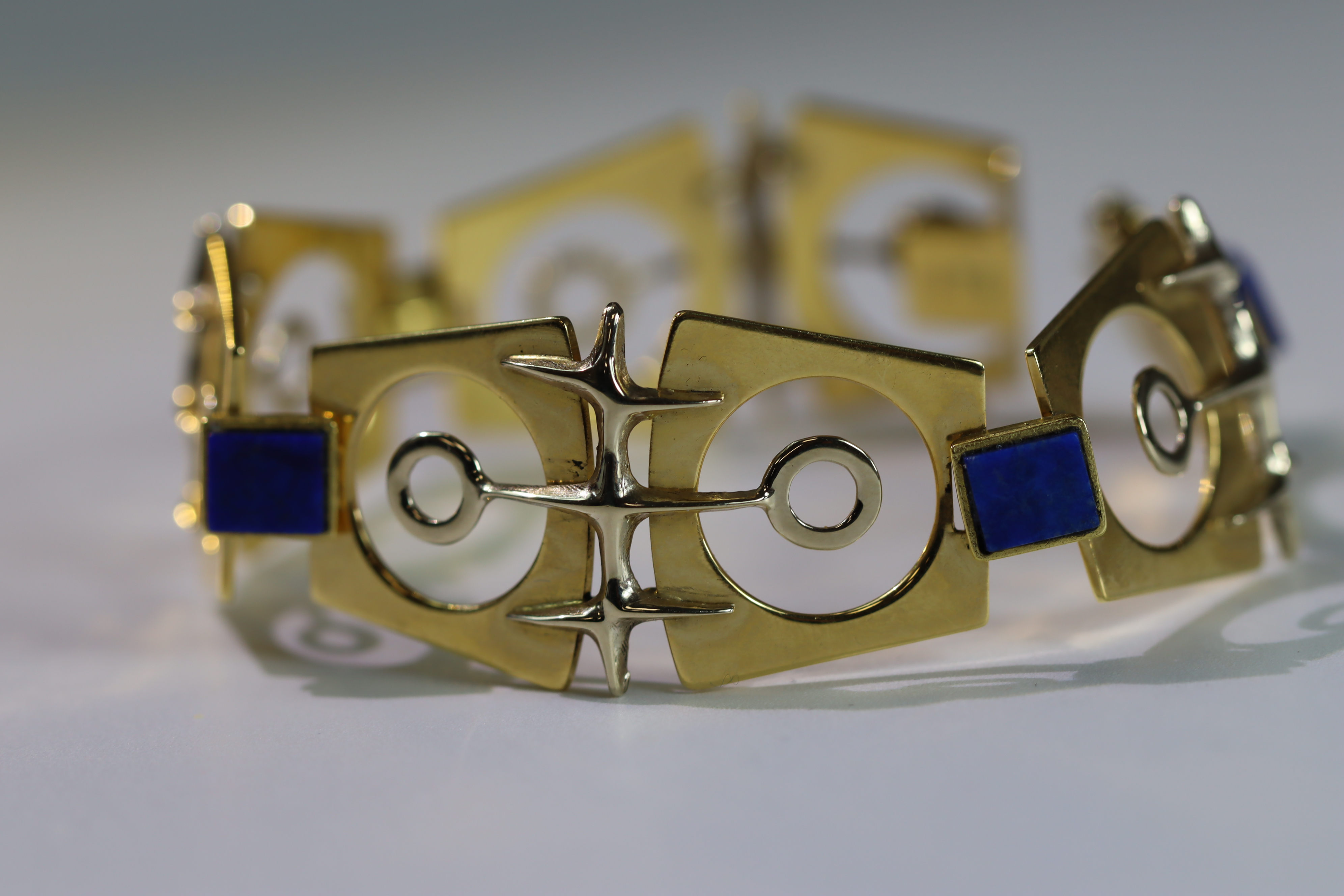 An Italian 18k Gold Bracelet set with Lapis lazuli, designed by Galoppi. Fully signed. Weight 44. - Image 8 of 15