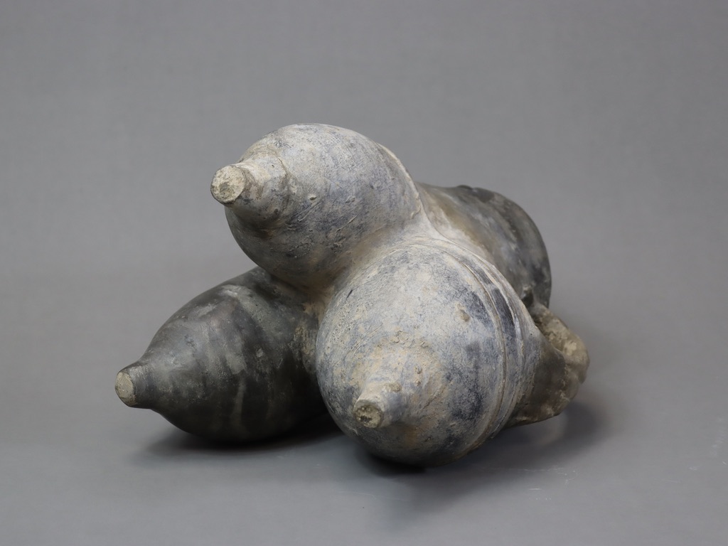 A Black Pottery Tripod Vessel, Neolithic,with spout shaped like a bird head , restoration upper - Image 6 of 7