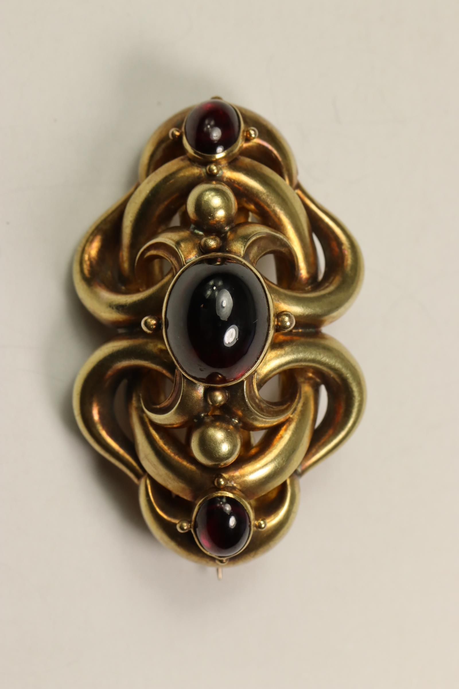 An Antique Cabochon Garnet and 18 ct Yellow Gold Brooch, circa 1860. Set with three graduated - Image 2 of 6