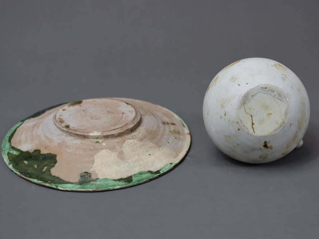 A Greenglazed Pottery Dish and a Ewer and Cover, possibly MingA Greenglazed Pottery Dish and a - Image 5 of 5