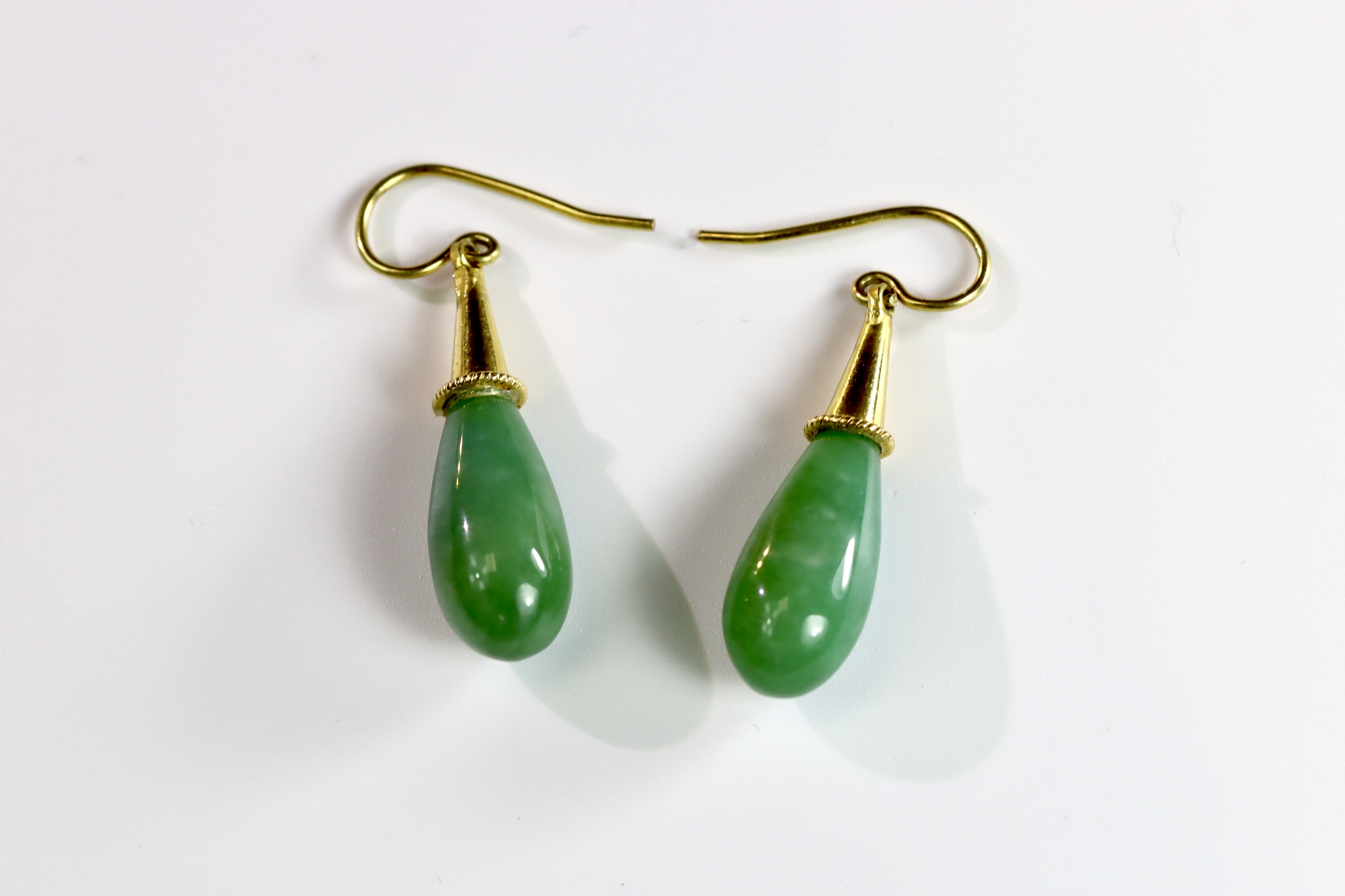 A Pair of 18 ct Yellow Gold and Jade style Pipkin Drop Earrings approx.5.5g.,L:3cm. approx.5.5g.,L: - Image 4 of 6