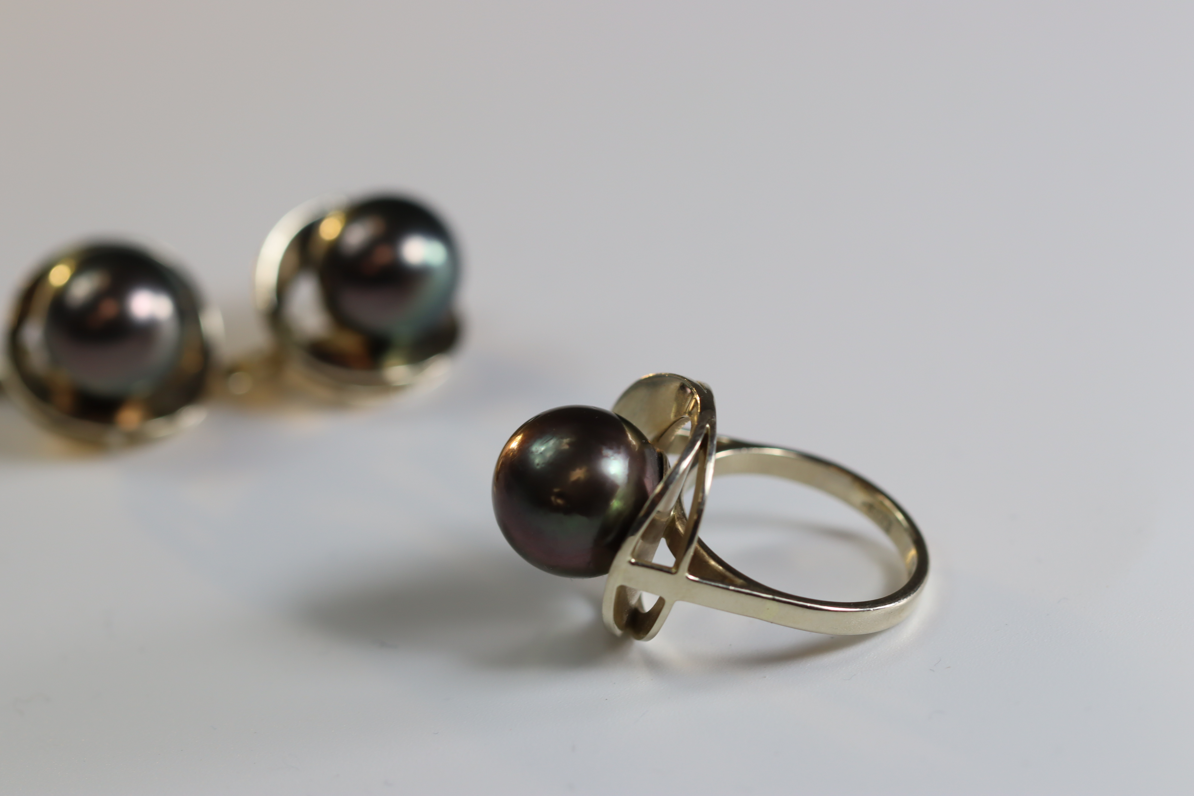 A Pair of Tahitian Black Cultured Pearl Earclips and a matching single Tahitian black cultured pearl - Image 4 of 10