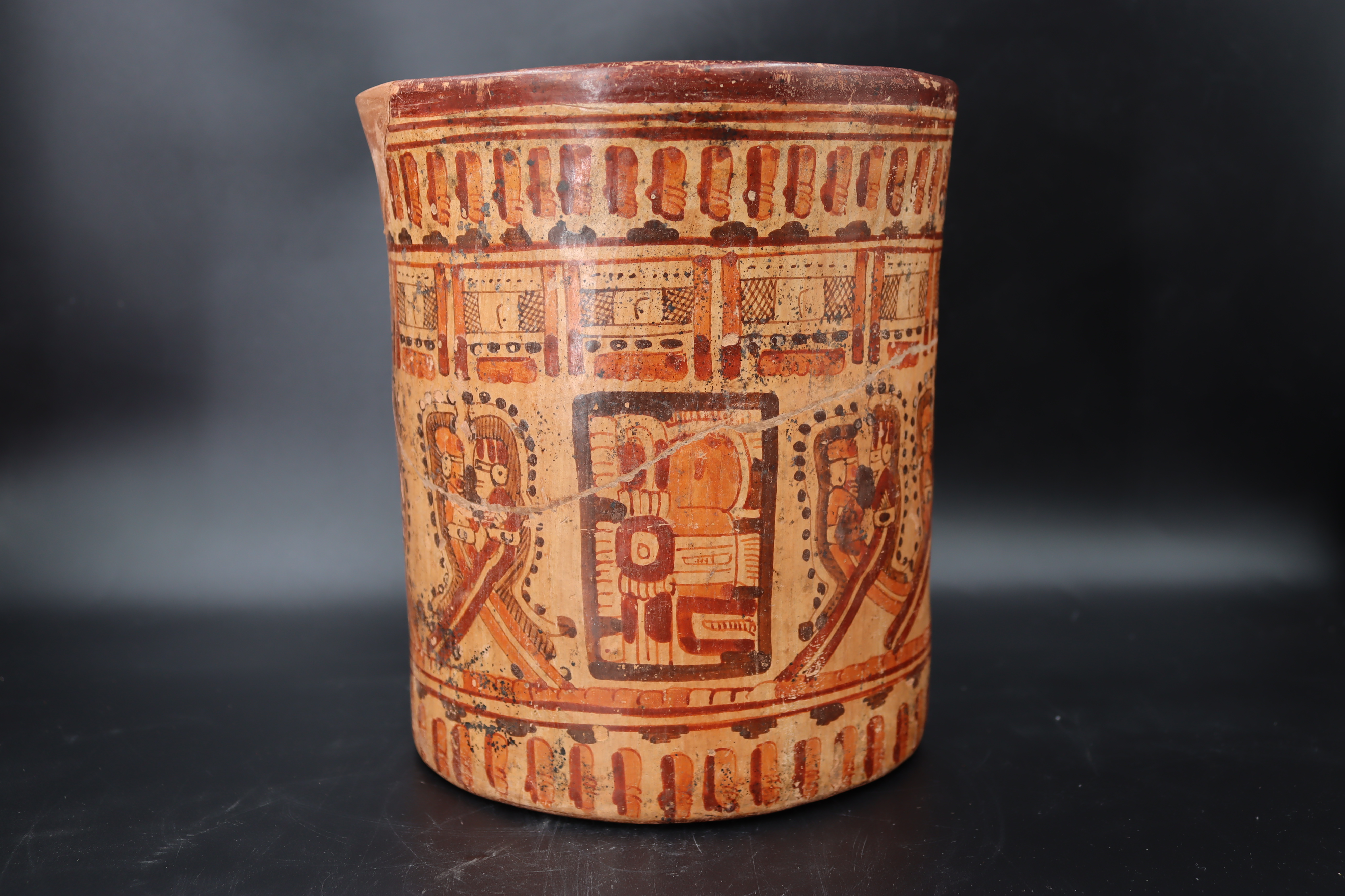 A Mayan Classic Period large vessel. Honduras ca. 250-900 AD.The very rare vessel decorated with six - Image 9 of 14