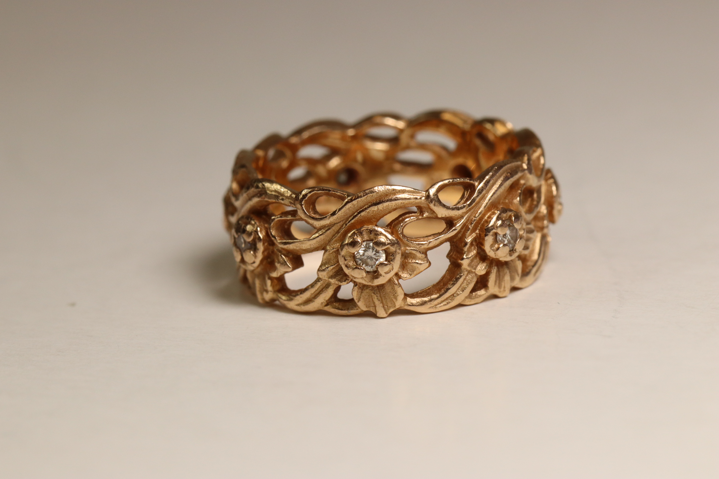 A Pretty Rose-coloured 14 ct Gold and Diamond  set Art Nouveau style Band Ring, circa 1980s The - Image 3 of 5