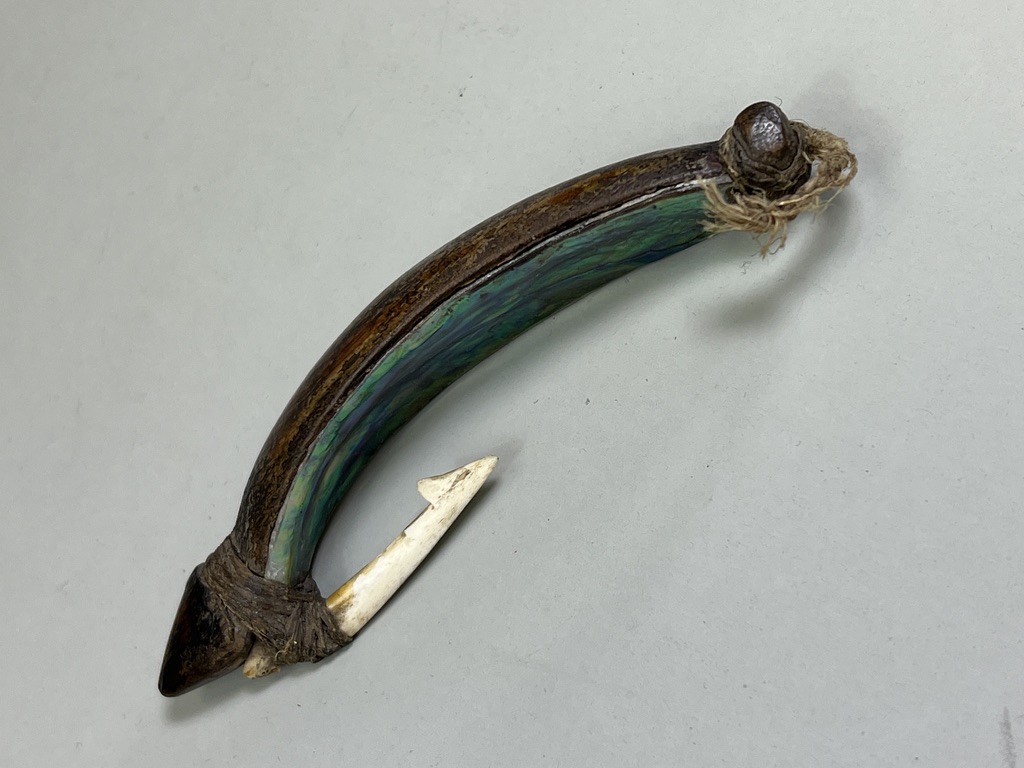 A Large Maori Fish Hook. New Zealand. Ca. 19th century.A good Maori fish lure made with wood, - Image 5 of 11