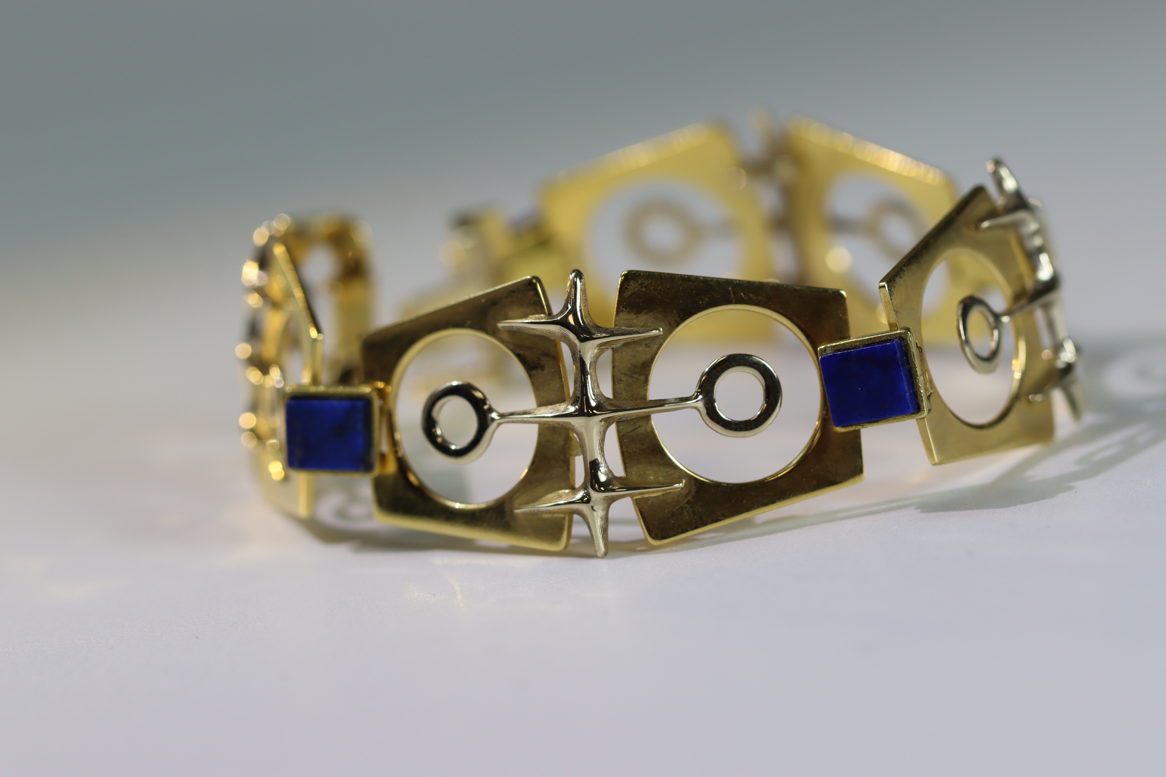 An Italian 18k Gold Bracelet set with Lapis lazuli, designed by Galoppi. Fully signed. Weight 44. - Image 5 of 15