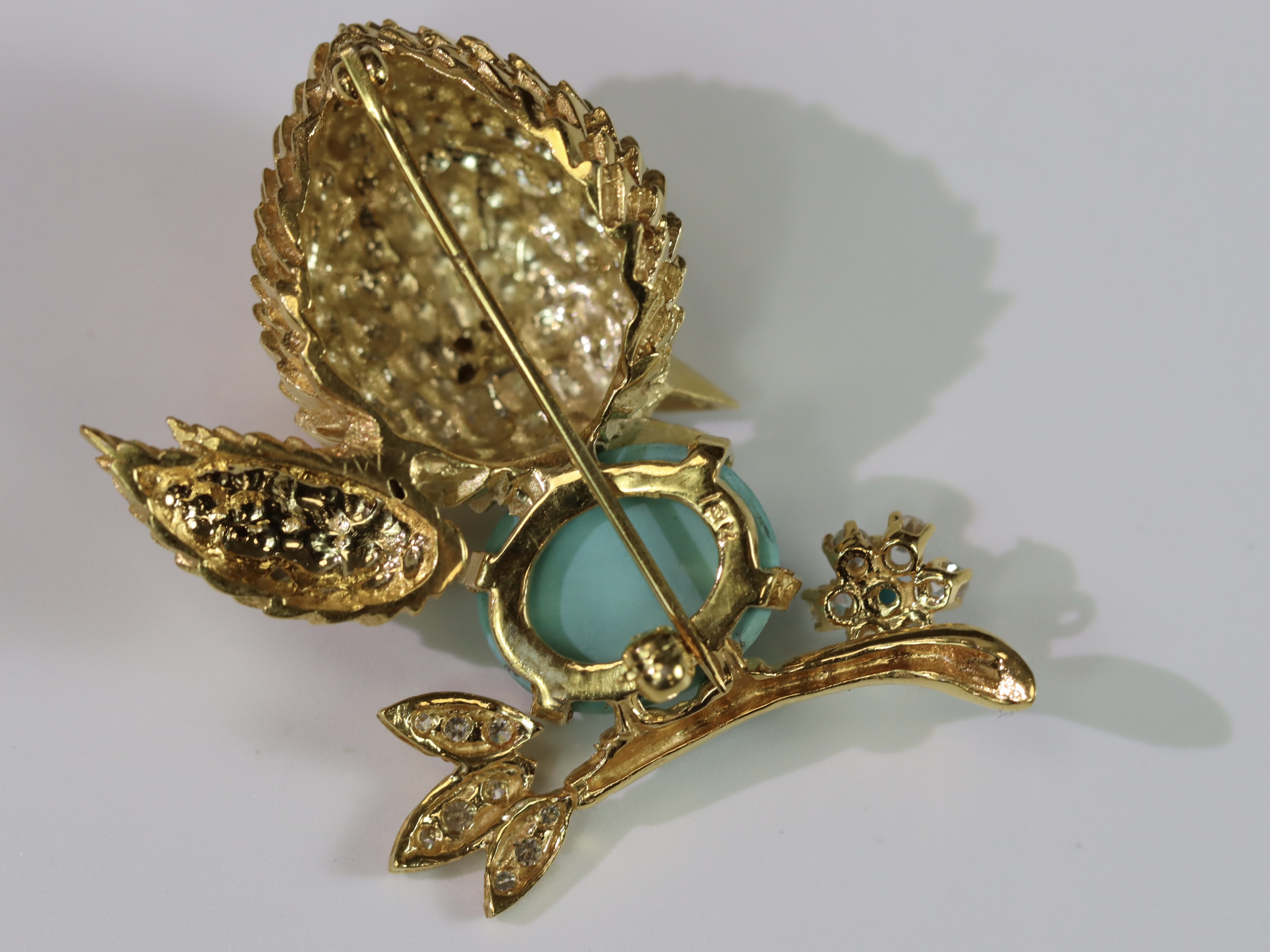 An Unusual Cheeky Bird 18 ct gold Brooch, the body formed from a cabochon turquoise with diamond set - Image 8 of 9