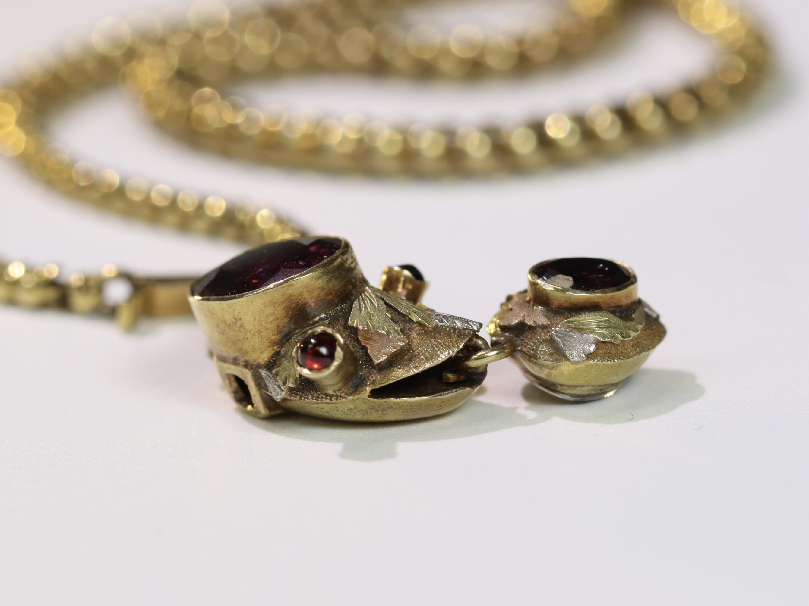 An Antique Cabochon Garnet and Gold Snake Necklace, circa 1860, the head formed from a cabochon - Bild 3 aus 11