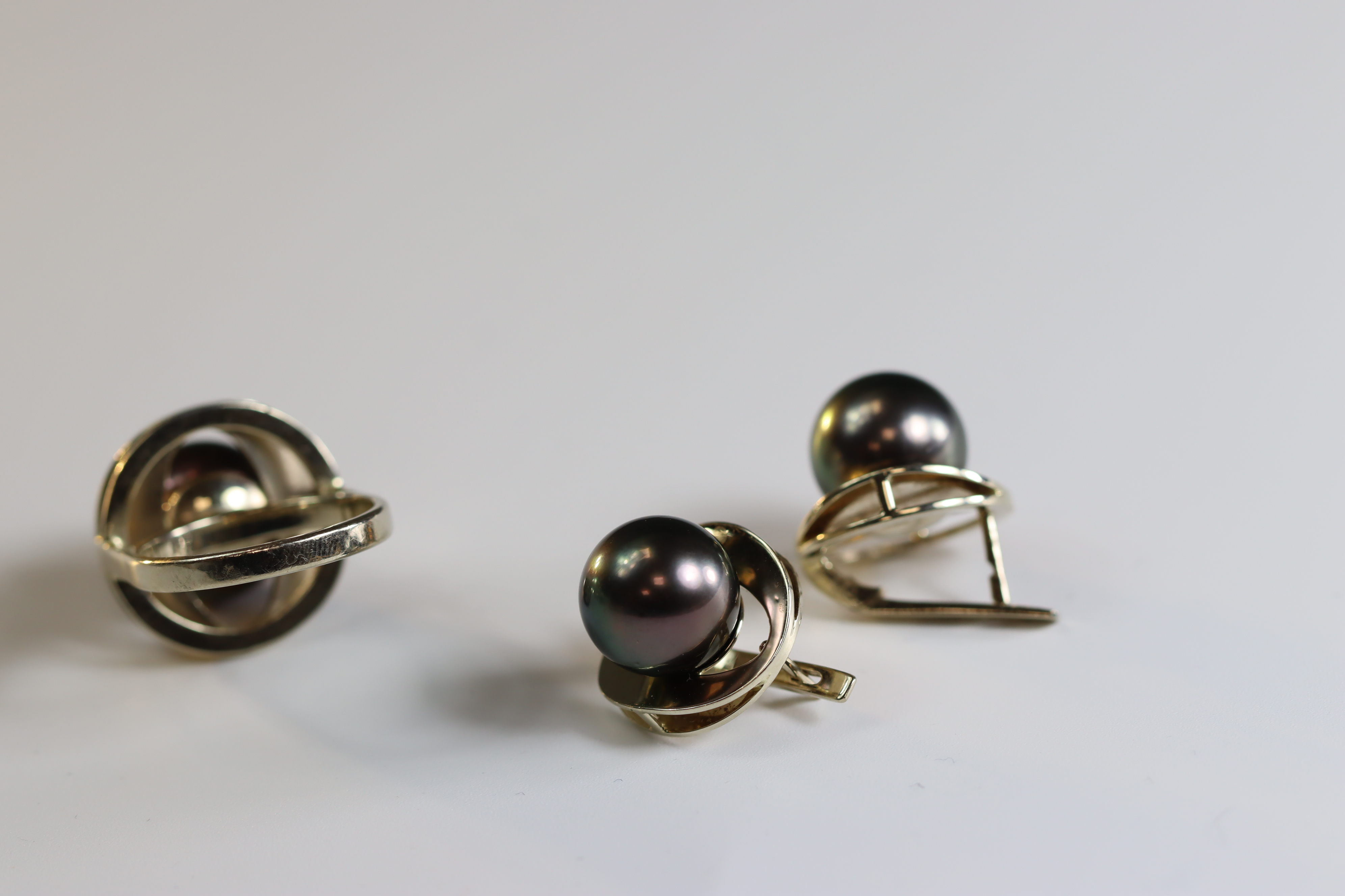 A Pair of Tahitian Black Cultured Pearl Earclips and a matching single Tahitian black cultured pearl - Image 9 of 10