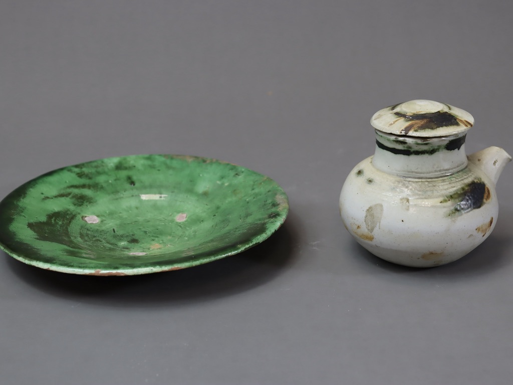 A Greenglazed Pottery Dish and a Ewer and Cover, possibly MingA Greenglazed Pottery Dish and a - Image 3 of 5