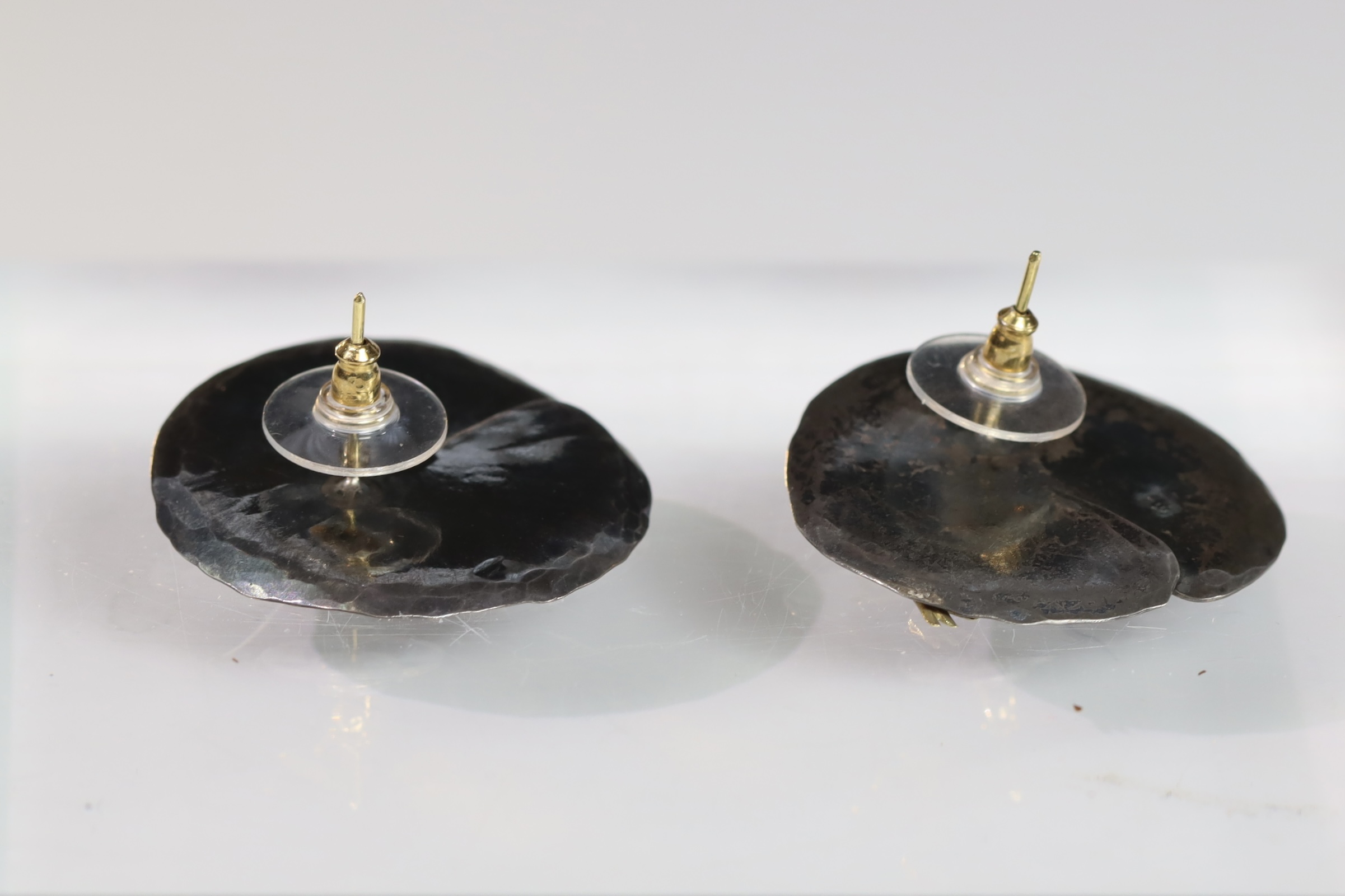 A Striking Pair of Japanese 18 k Yellow Gold and oxidised Silver Lilypad Earrings, approx.15.29g. - Image 6 of 8