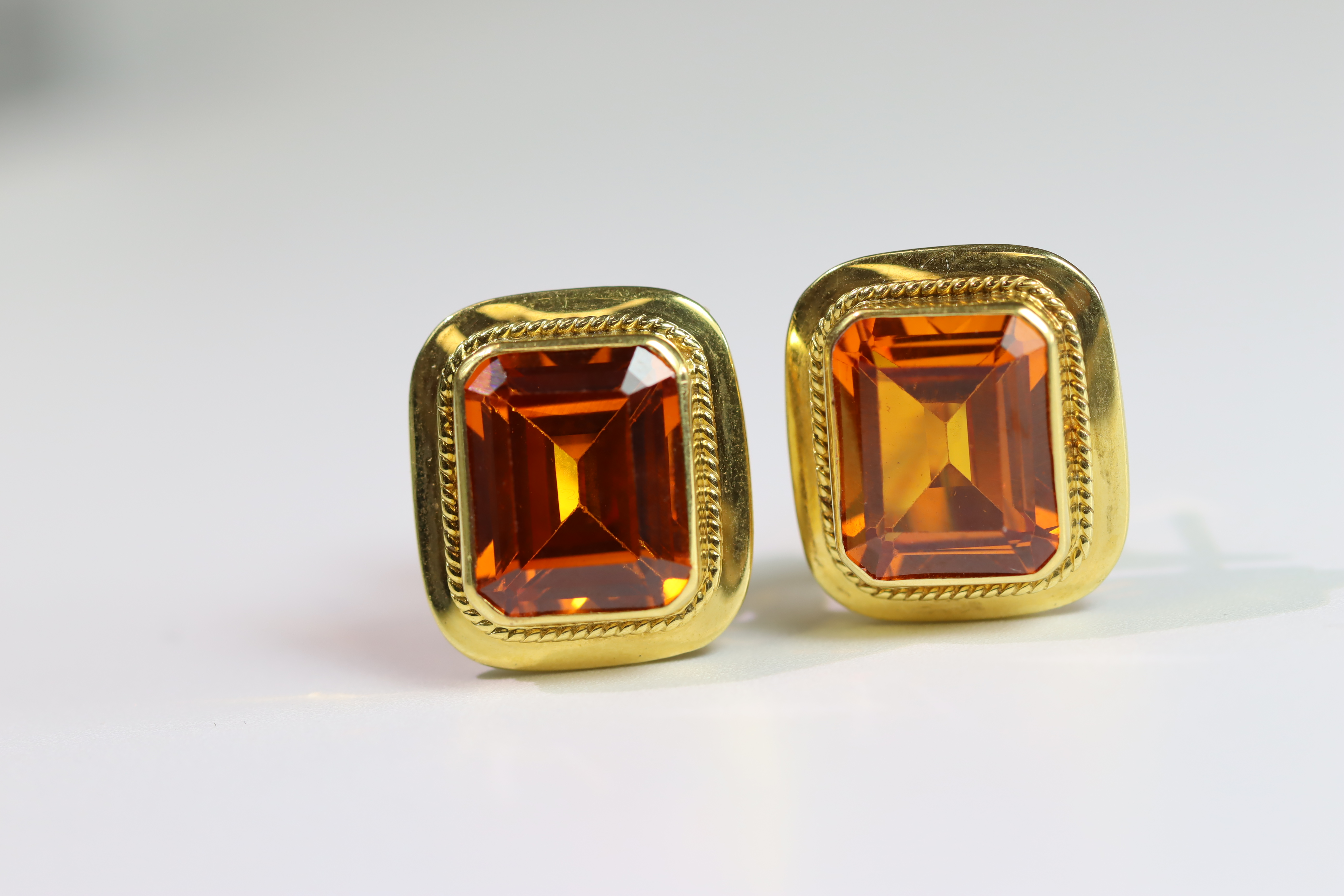 A Pair of man-made Orange Citrine(?) and Yellow Metal (stamped 750) Single Stone Earrings each - Bild 2 aus 8